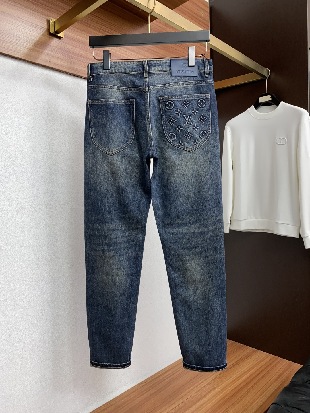 1v 路易威登 29-38 2026秋冬新款 牛仔裤 干净利落剪裁，都市风十足 采用精纺面料手感软糯干爽，上身效果挺括有