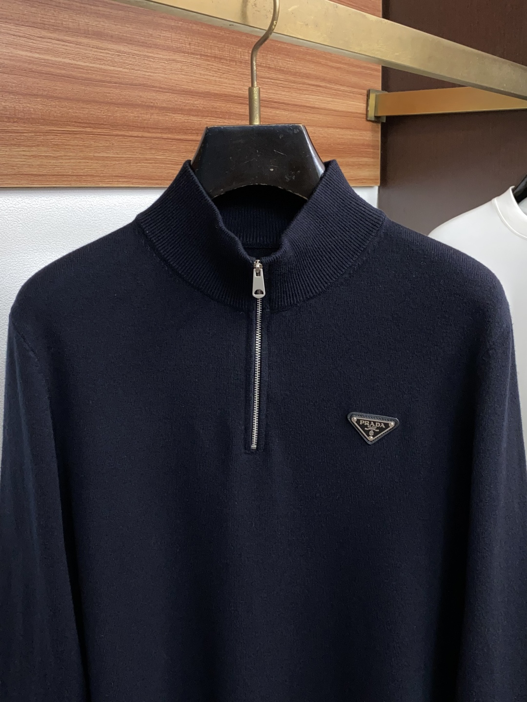 普拉达 M-3xL 2026新款秋冬男士高端简约高领半拉链 针织百分百羊毛长袖毛衣,香港洋行渠道货,纯正血统品质,春夏新 普拉达 M-3xL 2026新款秋冬男士高端简约高领半拉链 针织百分百羊毛长袖毛衣,香港洋行渠道货,纯正血统品质,春夏新