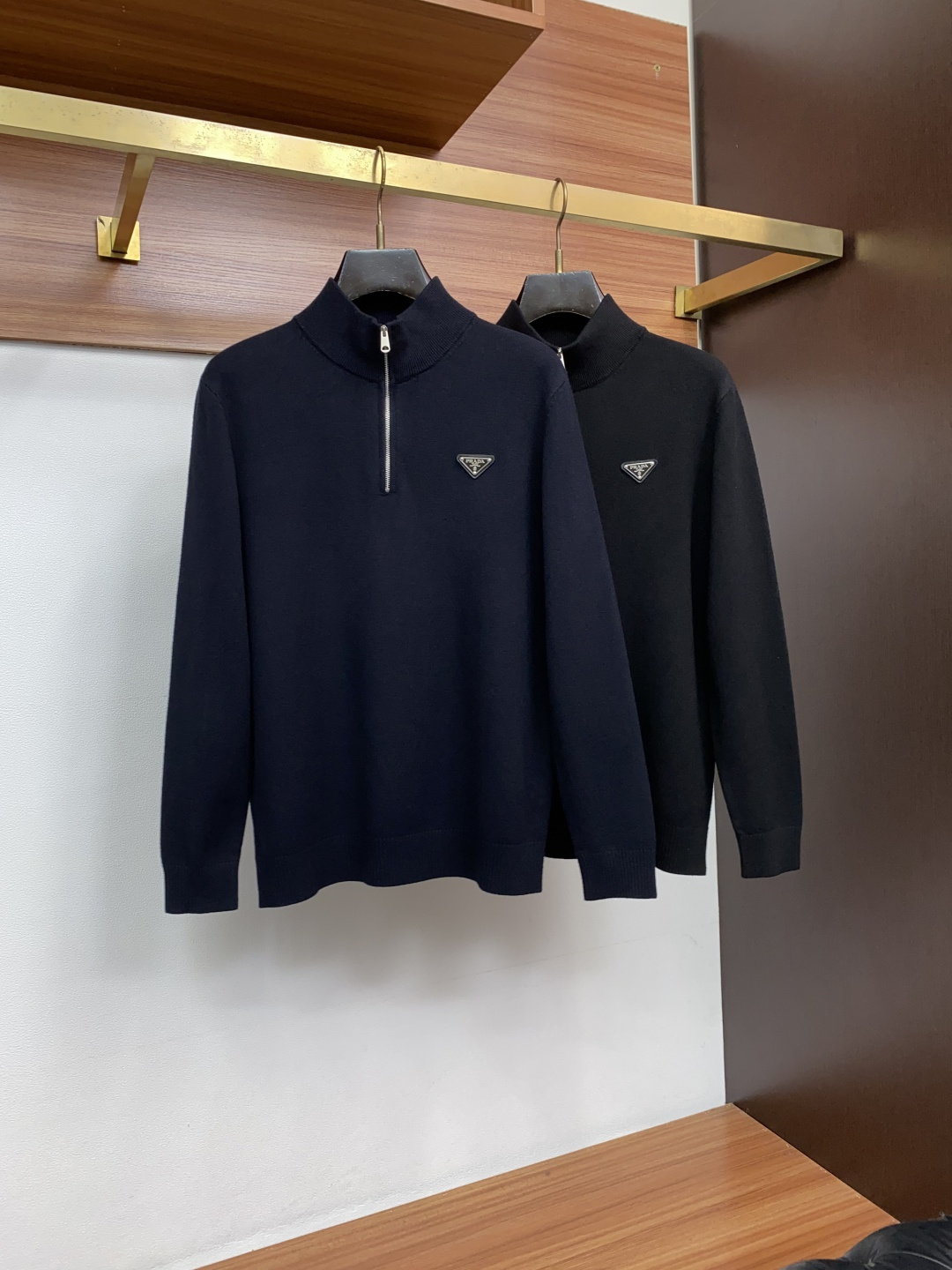普拉达 M-3xL 2026新款秋冬男士高端简约高领半拉链 针织百分百羊毛长袖毛衣,香港洋行渠道货,纯正血统品质,春夏新 普拉达 M-3xL 2026新款秋冬男士高端简约高领半拉链 针织百分百羊毛长袖毛衣,香港洋行渠道货,纯正血统品质,春夏新
