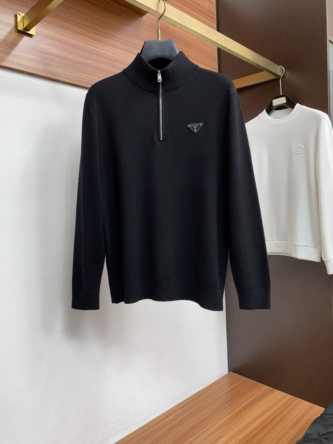 普拉达 M-3xL 2026新款秋冬男士高端简约高领半拉链 针织百分百羊毛长袖毛衣,香港洋行渠道货,纯正血统品质,春夏新 普拉达 M-3xL 2026新款秋冬男士高端简约高领半拉链 针织百分百羊毛长袖毛衣,香港洋行渠道货,纯正血统品质,春夏新