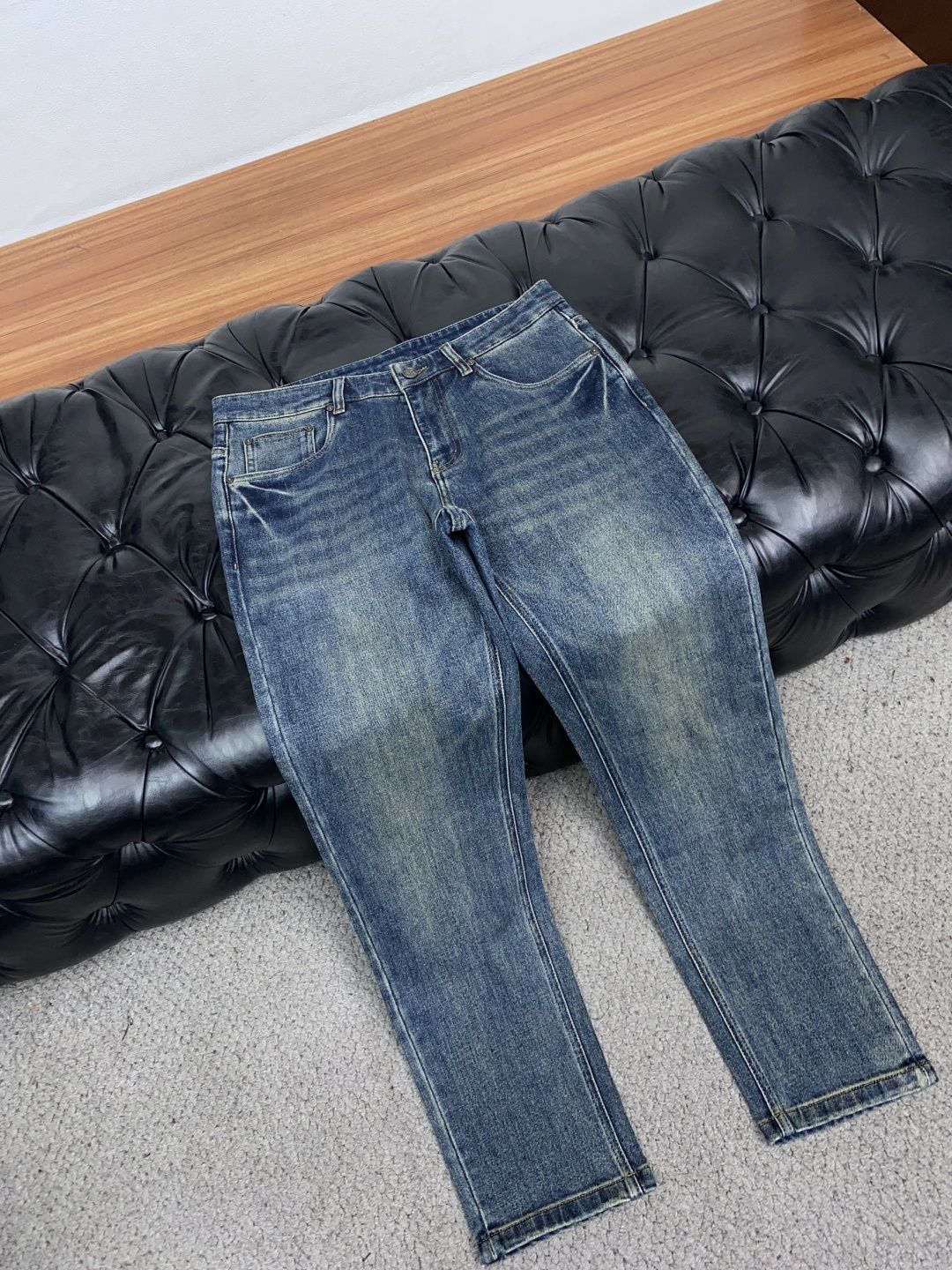 艾卓 30-38 2026秋冬新款 牛仔裤 干净利落剪裁，都市风十足 采用精纺面料手感软糯干爽，上身效果挺括有型。五金精