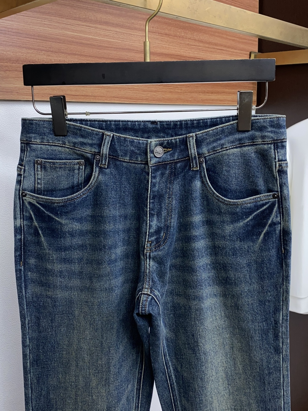 艾卓 30-38 2026秋冬新款 牛仔裤 干净利落剪裁，都市风十足 采用精纺面料手感软糯干爽，上身效果挺括有型。五金精