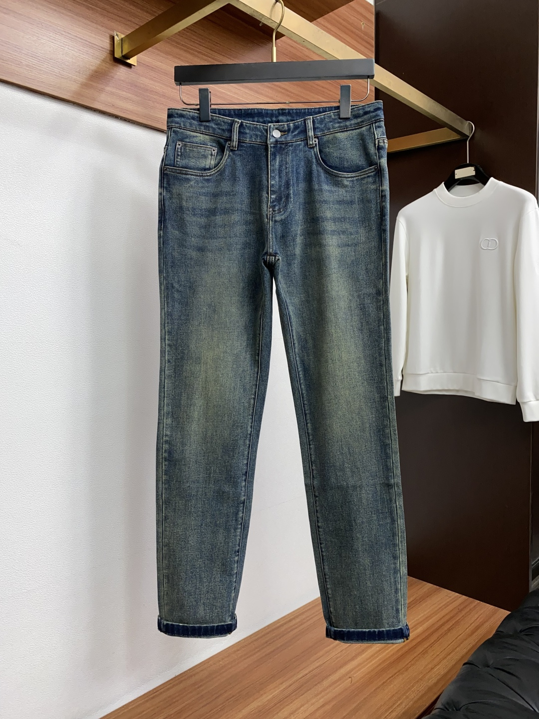 普拉达 30-38 2026秋冬新款 牛仔裤 干净利落剪裁，都市风十足 采用精纺面料手感软糯干爽，上身效果挺括有型。五金