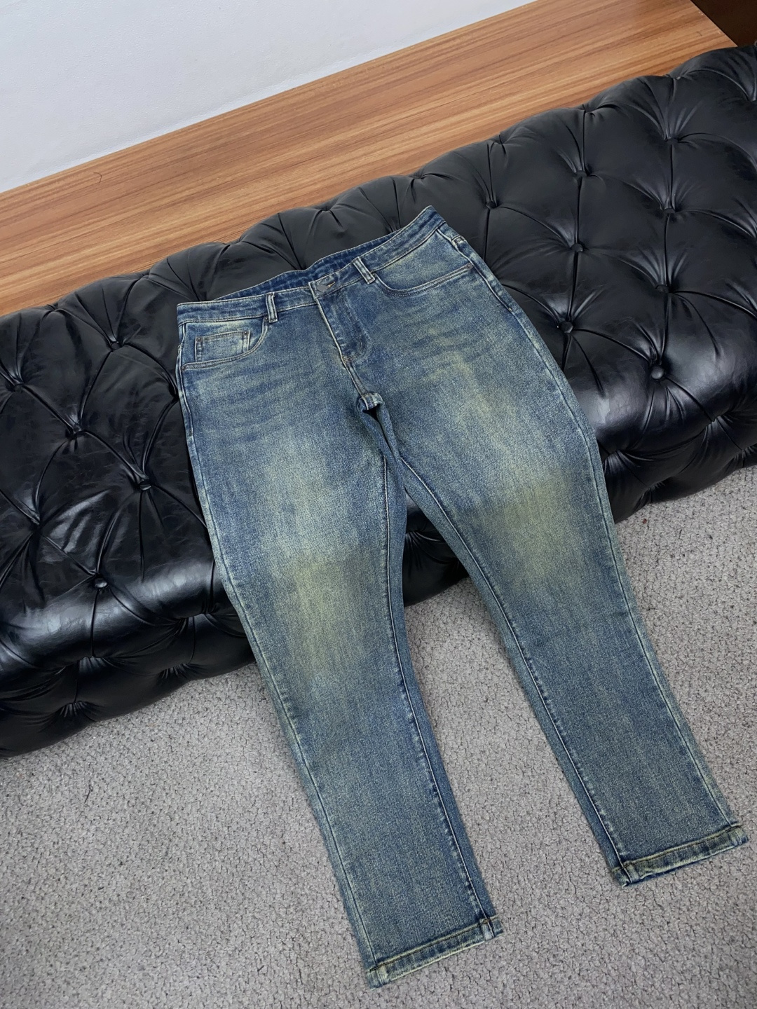 普拉达 30-38 2026秋冬新款 牛仔裤 干净利落剪裁，都市风十足 采用精纺面料手感软糯干爽，上身效果挺括有型。五金