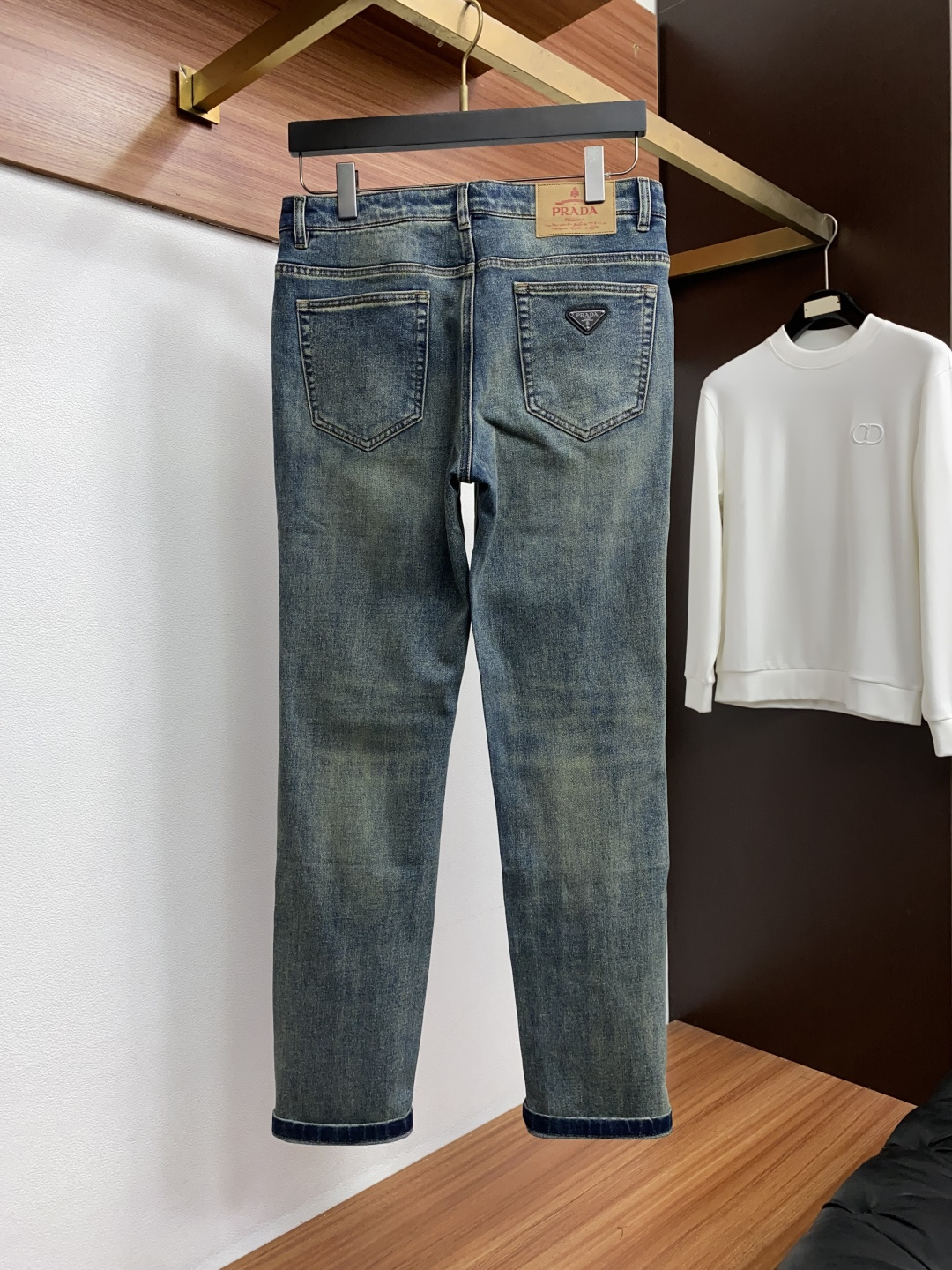 普拉达 30-38 2026秋冬新款 牛仔裤 干净利落剪裁，都市风十足 采用精纺面料手感软糯干爽，上身效果挺括有型。五金