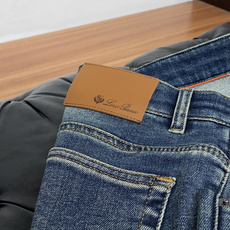 Loro Piana 诺悠翩雅 30-38 2026秋冬新款 牛仔裤 干净利落剪裁,都市风十足 采用精纺面料手感软糯干爽 Loro Piana 诺悠翩雅 30-38 2026秋冬新款 牛仔裤 干净利落剪裁,都市风十足 采用精纺面料手感软糯干爽