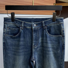 Loro Piana 诺悠翩雅 30-38 2026秋冬新款 牛仔裤 干净利落剪裁,都市风十足 采用精纺面料手感软糯干爽 Loro Piana 诺悠翩雅 30-38 2026秋冬新款 牛仔裤 干净利落剪裁,都市风十足 采用精纺面料手感软糯干爽