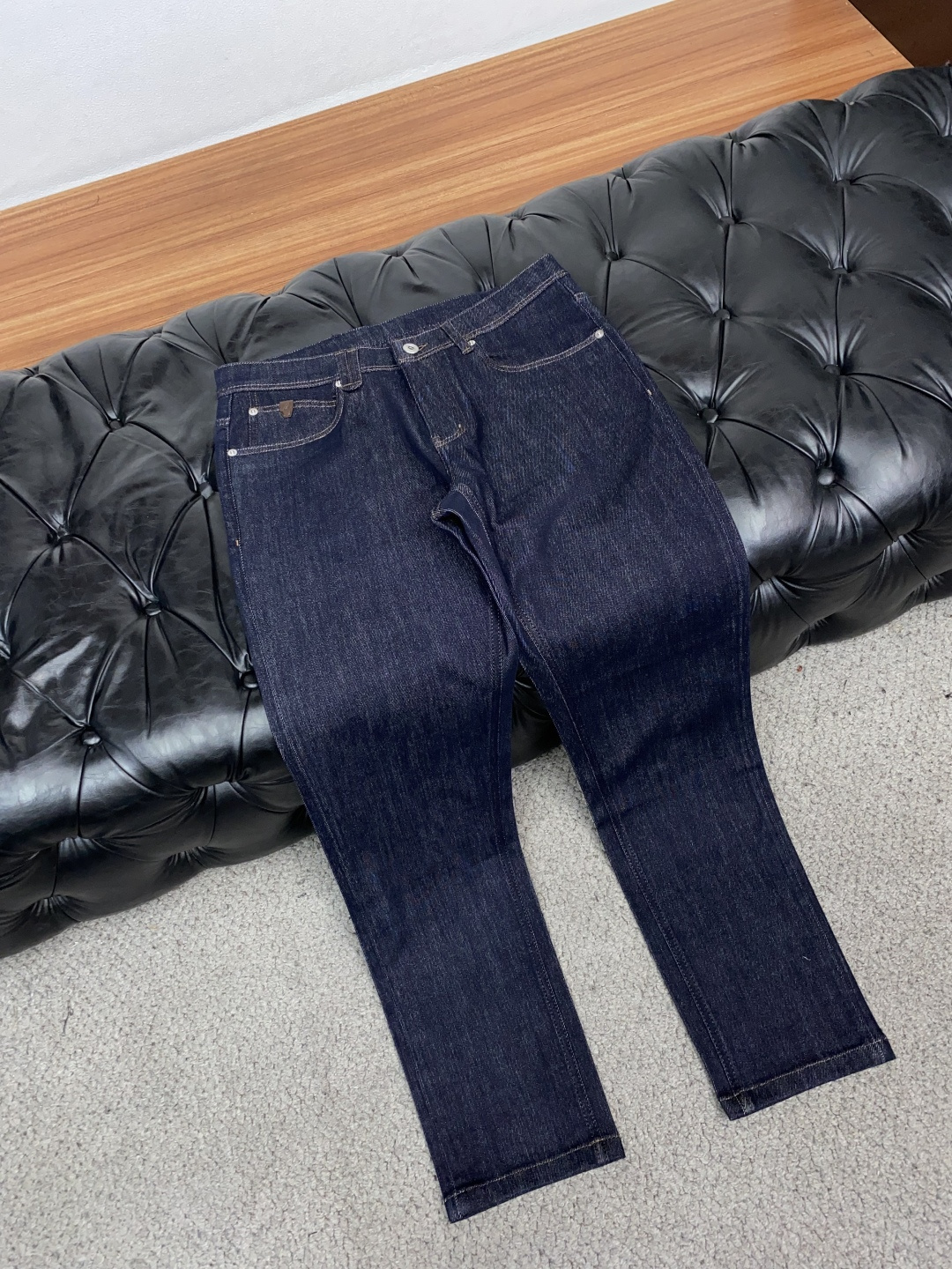 布莱奥尼 30-38 2026秋冬新款 牛仔裤 干净利落剪裁，都市风十足 采用精纺面料手感软糯干爽，上身效果挺括有型。五