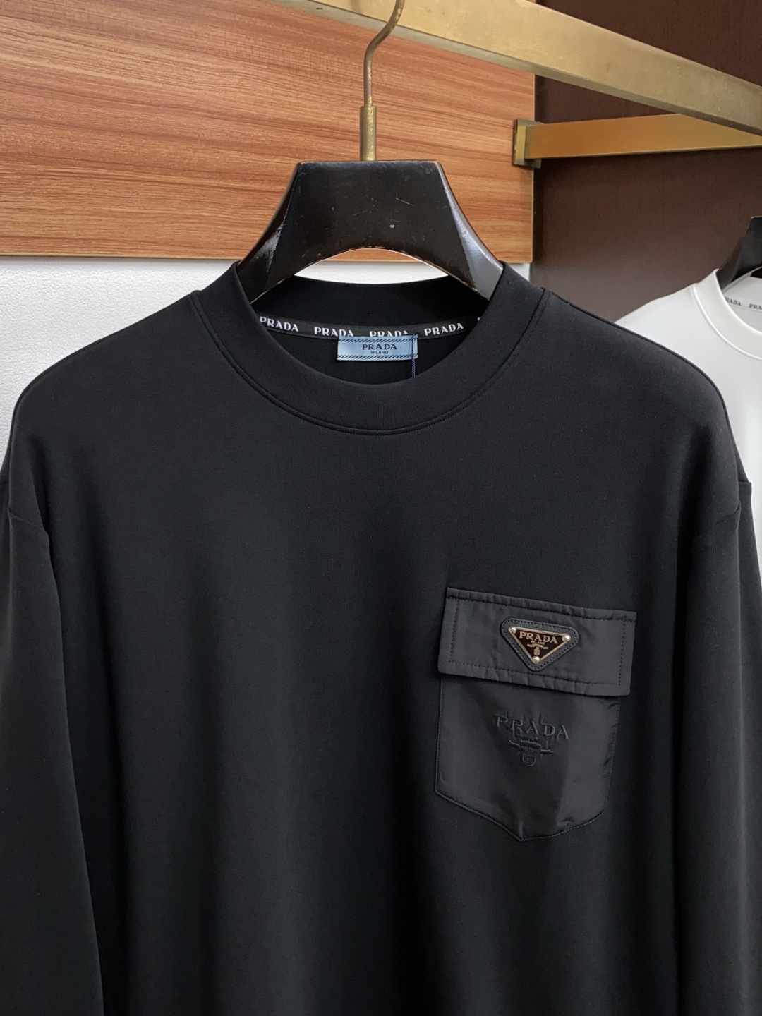 普拉达 M-3xL 26秋冬男装专柜官网新品长袖打底 爆款面料超好 人气推荐秋冬必备卫布男士圆领短袖 正面饰有经典图标刺