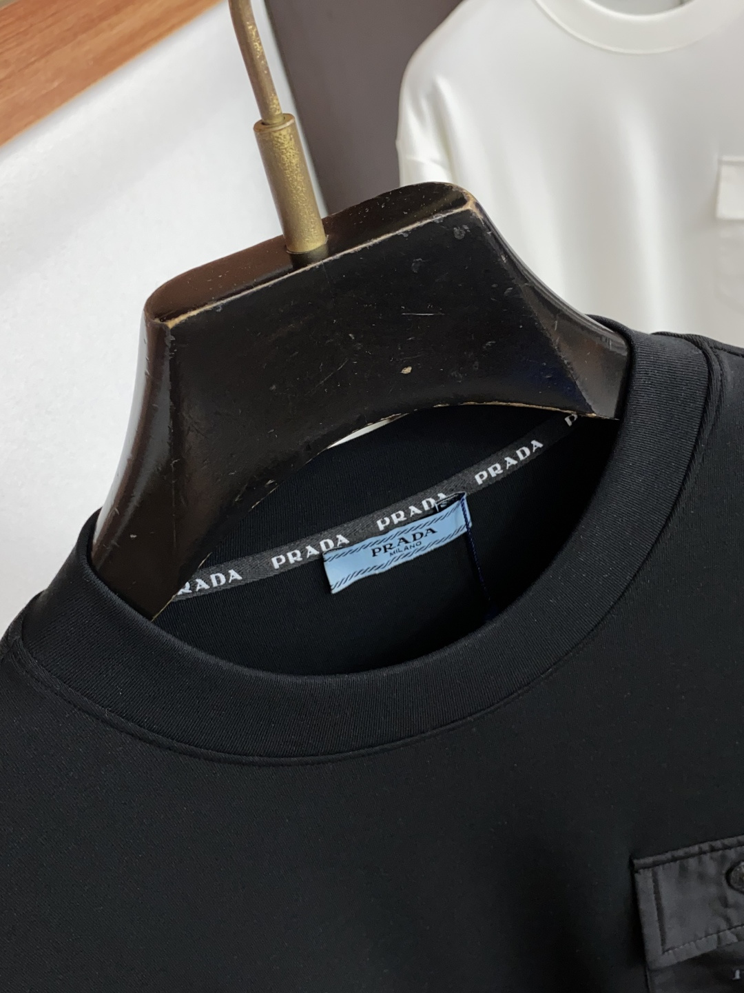 普拉达 M-3xL 26秋冬男装专柜官网新品长袖打底 爆款面料超好 人气推荐秋冬必备卫布男士圆领短袖 正面饰有经典图标刺