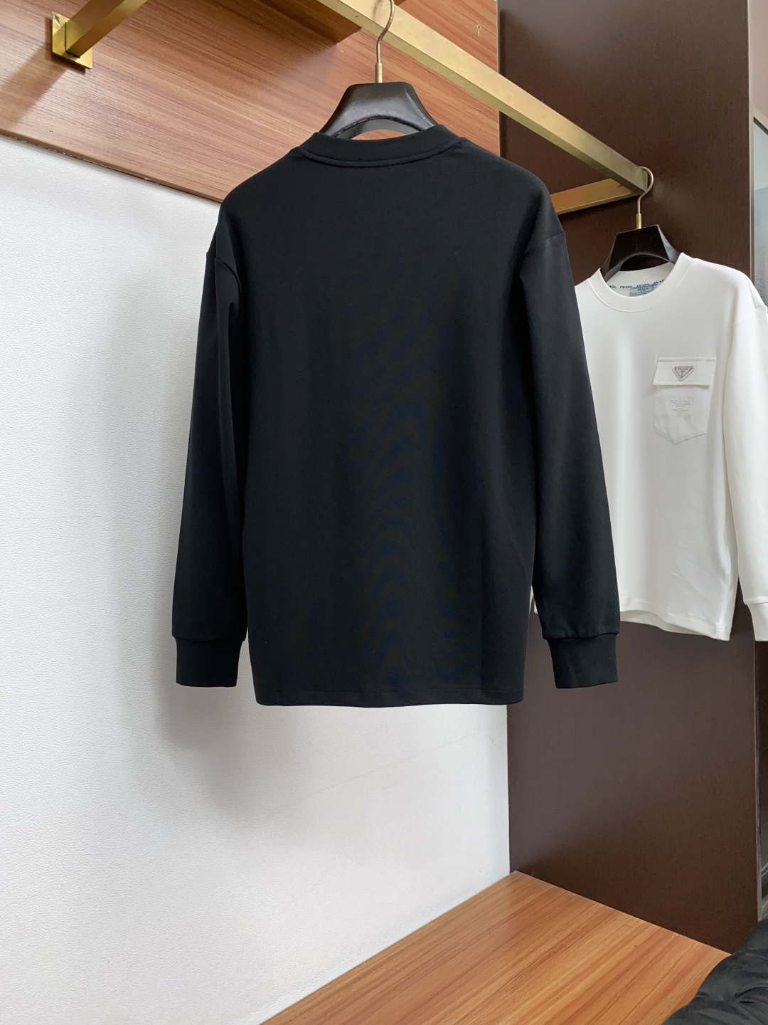 普拉达 M-3xL 26秋冬男装专柜官网新品长袖打底 爆款面料超好 人气推荐秋冬必备卫布男士圆领短袖 正面饰有经典图标刺