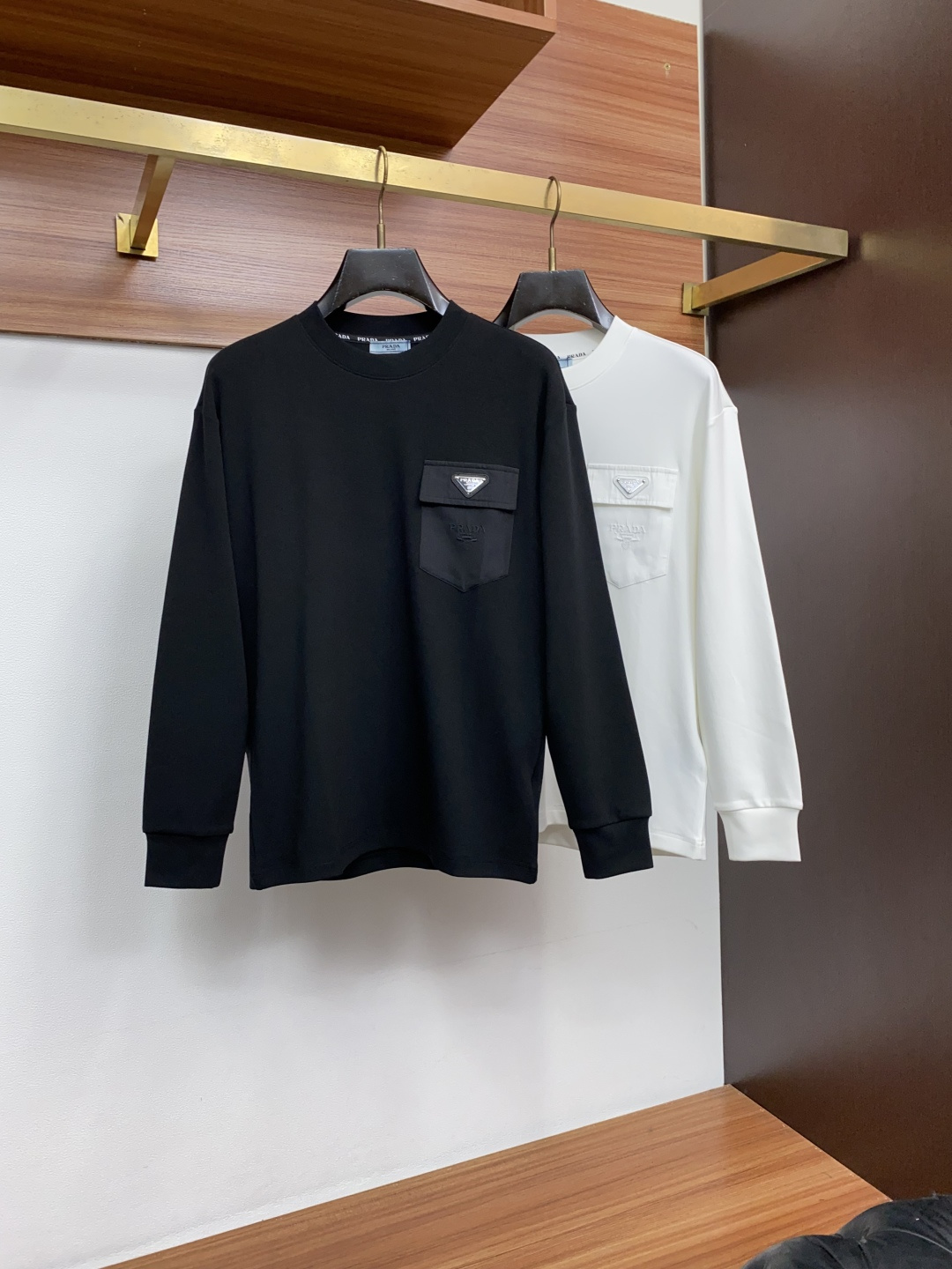 普拉达 M-3xL 26秋冬男装专柜官网新品长袖打底 爆款面料超好 人气推荐秋冬必备卫布男士圆领短袖 正面饰有经典图标刺
