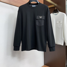 普拉达 M-3xL 26秋冬男装专柜官网新品长袖打底 爆款面料超好 人气推荐秋冬必备卫布男士圆领短袖 正面饰有经典图标刺 普拉达 M-3xL 26秋冬男装专柜官网新品长袖打底 爆款面料超好 人气推荐秋冬必备卫布男士圆领短袖 正面饰有经典图标刺