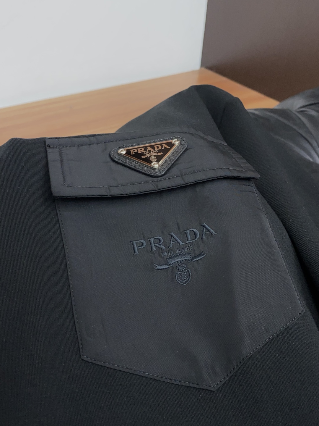 普拉达 M-3xL 26秋冬男装专柜官网新品长袖打底 爆款面料超好 人气推荐秋冬必备卫布男士圆领短袖 正面饰有经典图标刺