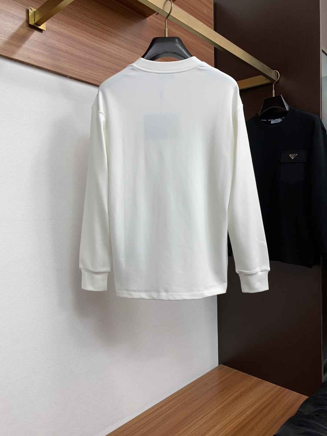普拉达 M-3xL 26秋冬男装专柜官网新品长袖打底 爆款面料超好 人气推荐秋冬必备卫布男士圆领短袖 正面饰有经典图标刺