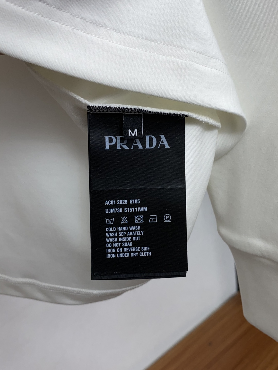 普拉达 M-3xL 26秋冬男装专柜官网新品长袖打底 爆款面料超好 人气推荐秋冬必备卫布男士圆领短袖 正面饰有经典图标刺