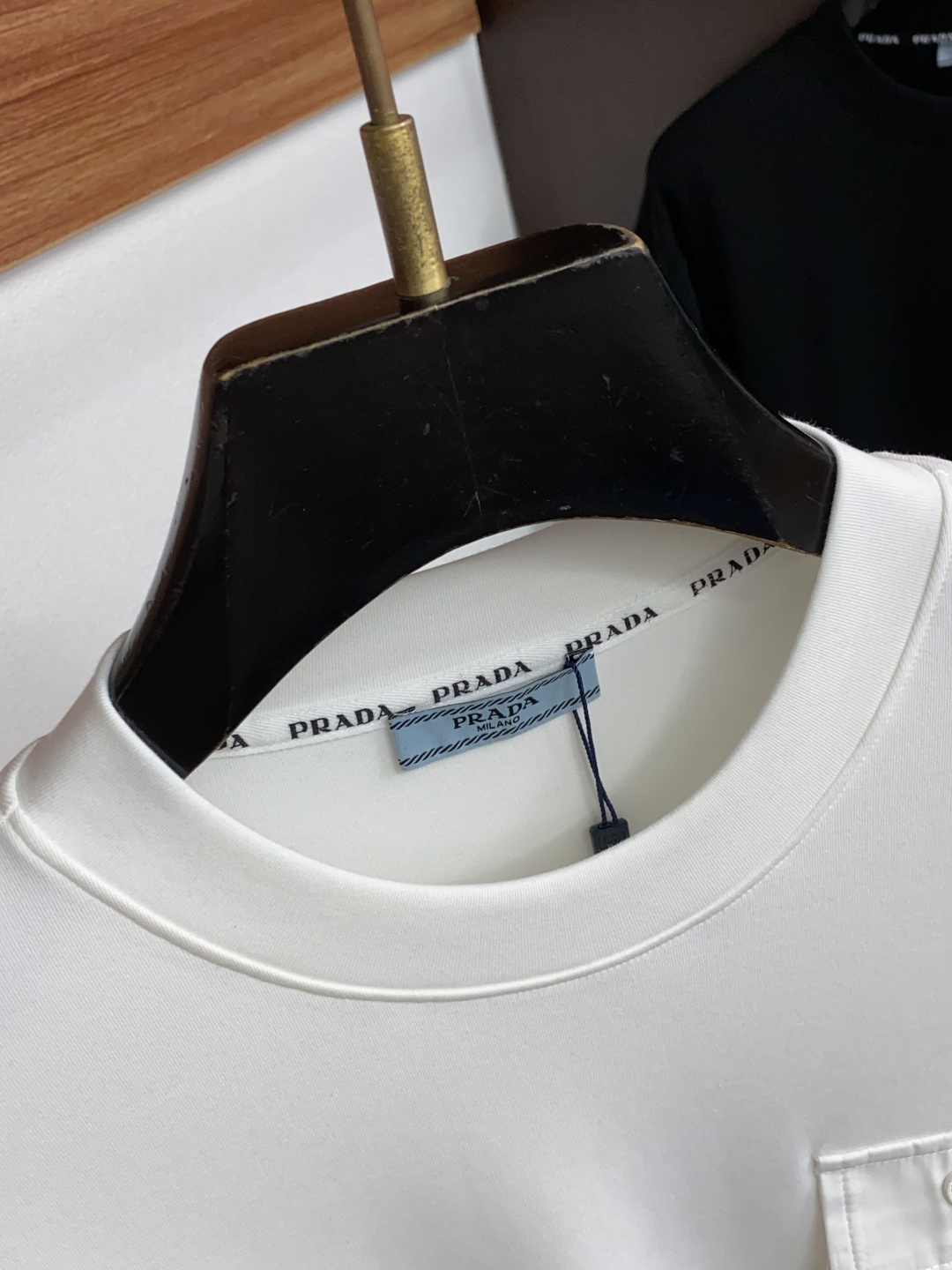 普拉达 M-3xL 26秋冬男装专柜官网新品长袖打底 爆款面料超好 人气推荐秋冬必备卫布男士圆领短袖 正面饰有经典图标刺