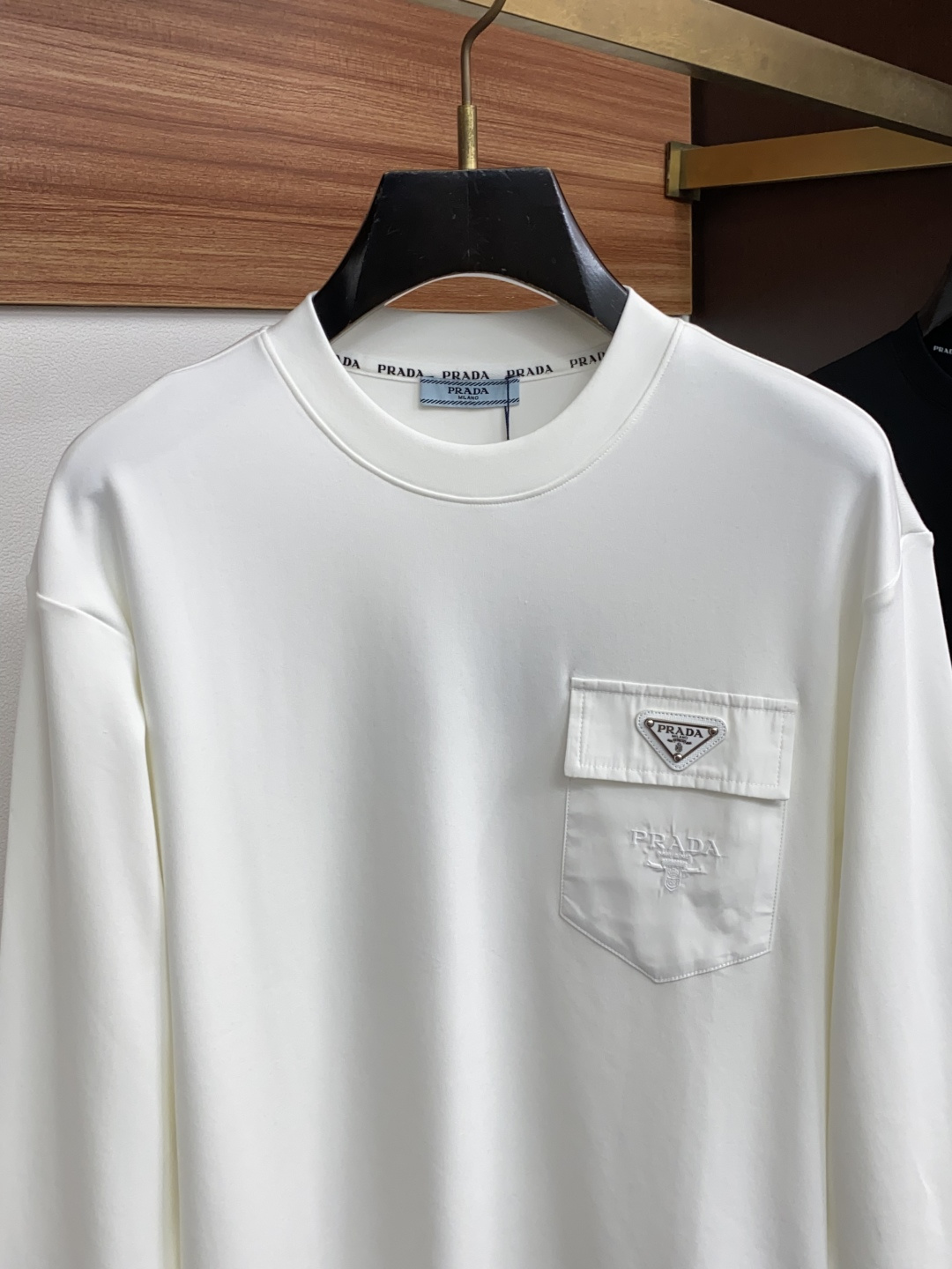 普拉达 M-3xL 26秋冬男装专柜官网新品长袖打底 爆款面料超好 人气推荐秋冬必备卫布男士圆领短袖 正面饰有经典图标刺