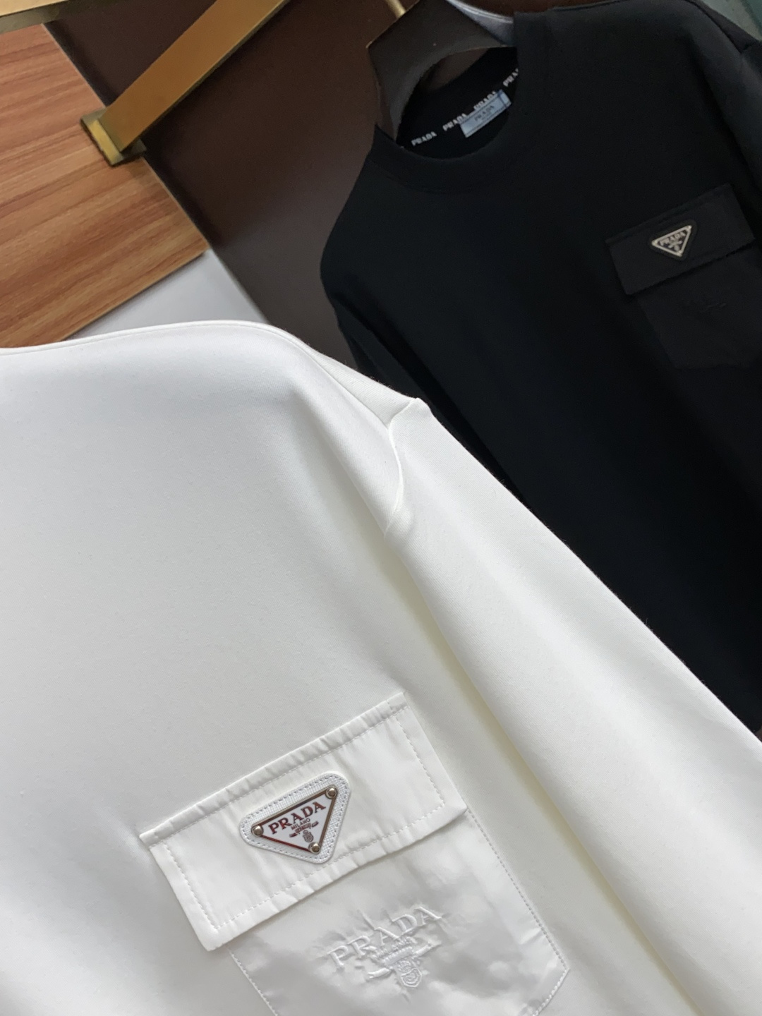 普拉达 M-3xL 26秋冬男装专柜官网新品长袖打底 爆款面料超好 人气推荐秋冬必备卫布男士圆领短袖 正面饰有经典图标刺