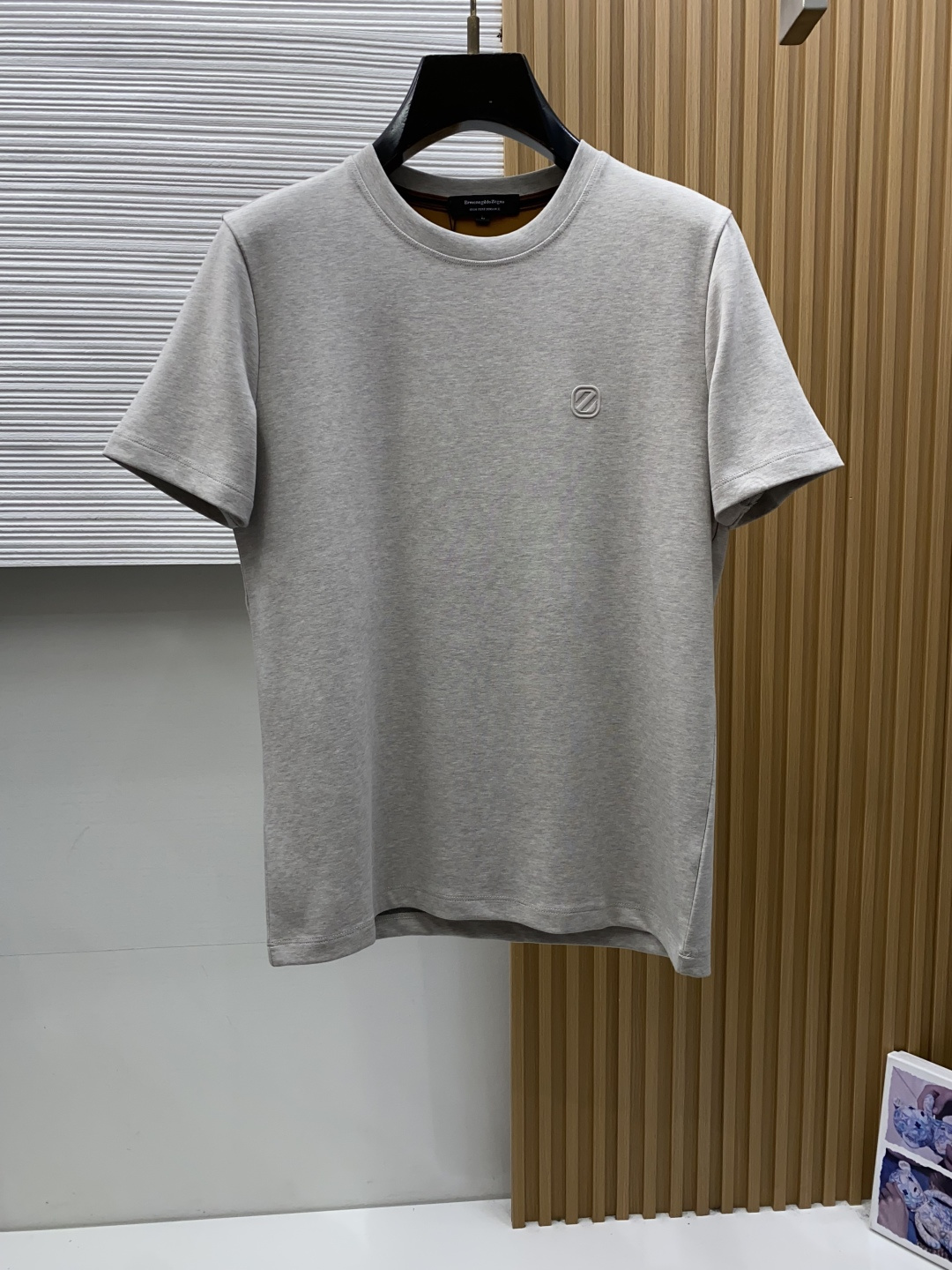 杰尼亚 M-3xL 26秋冬男装专柜官网新品爆款面料超好 人气推荐秋冬必备卫布男士圆领短袖 正面饰有经典图标刺绣元素设计 杰尼亚 M-3xL 26秋冬男装专柜官网新品爆款面料超好 人气推荐秋冬必备卫布男士圆领短袖 正面饰有经典图标刺绣元素设计