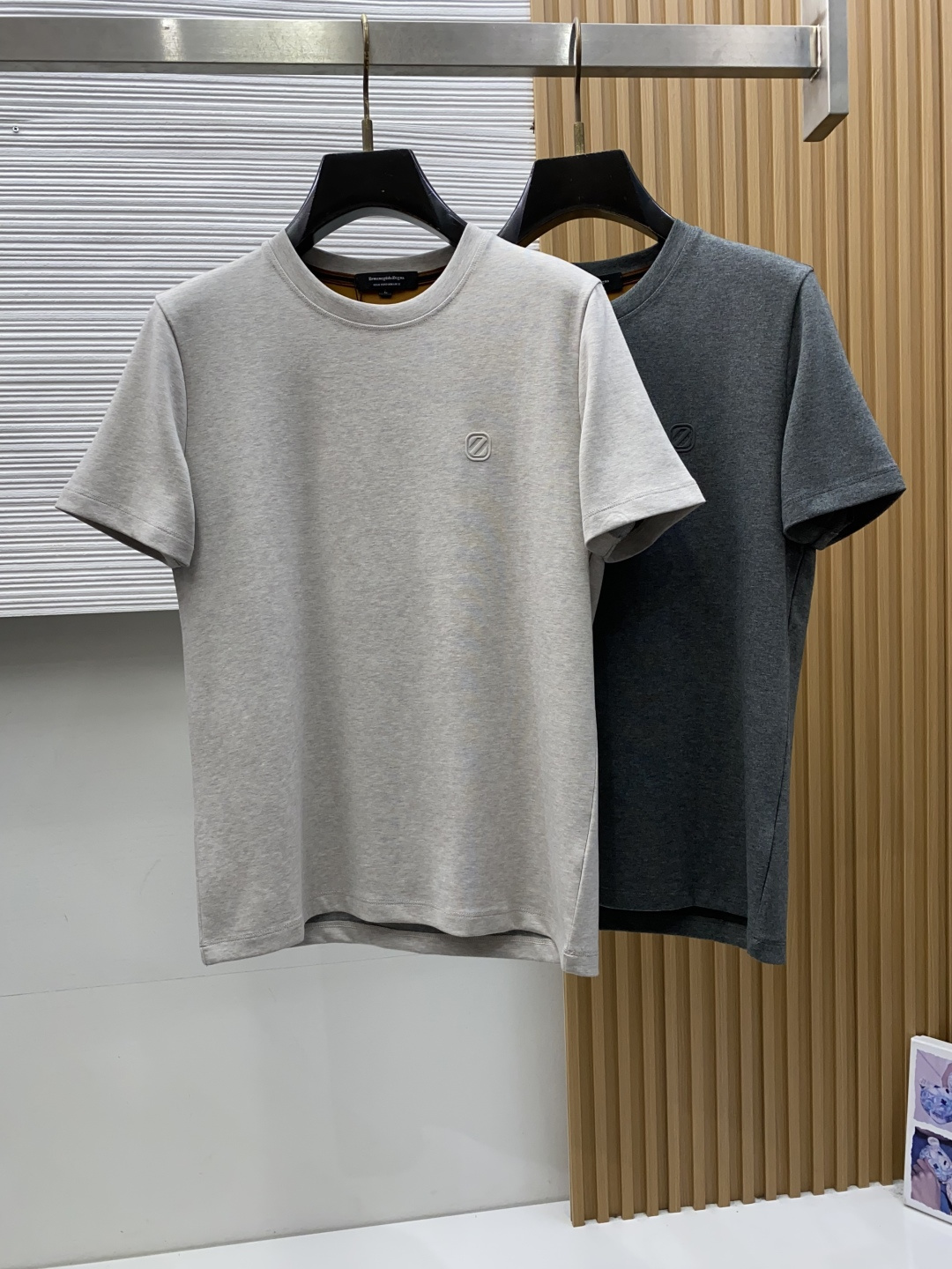 杰尼亚 M-3xL 26秋冬男装专柜官网新品爆款面料超好 人气推荐秋冬必备卫布男士圆领短袖 正面饰有经典图标刺绣元素设计