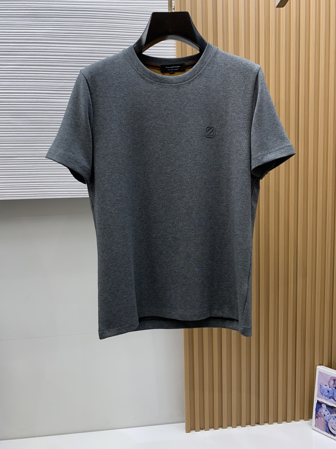 杰尼亚 M-3xL 26秋冬男装专柜官网新品爆款面料超好 人气推荐秋冬必备卫布男士圆领短袖 正面饰有经典图标刺绣元素设计 杰尼亚 M-3xL 26秋冬男装专柜官网新品爆款面料超好 人气推荐秋冬必备卫布男士圆领短袖 正面饰有经典图标刺绣元素设计