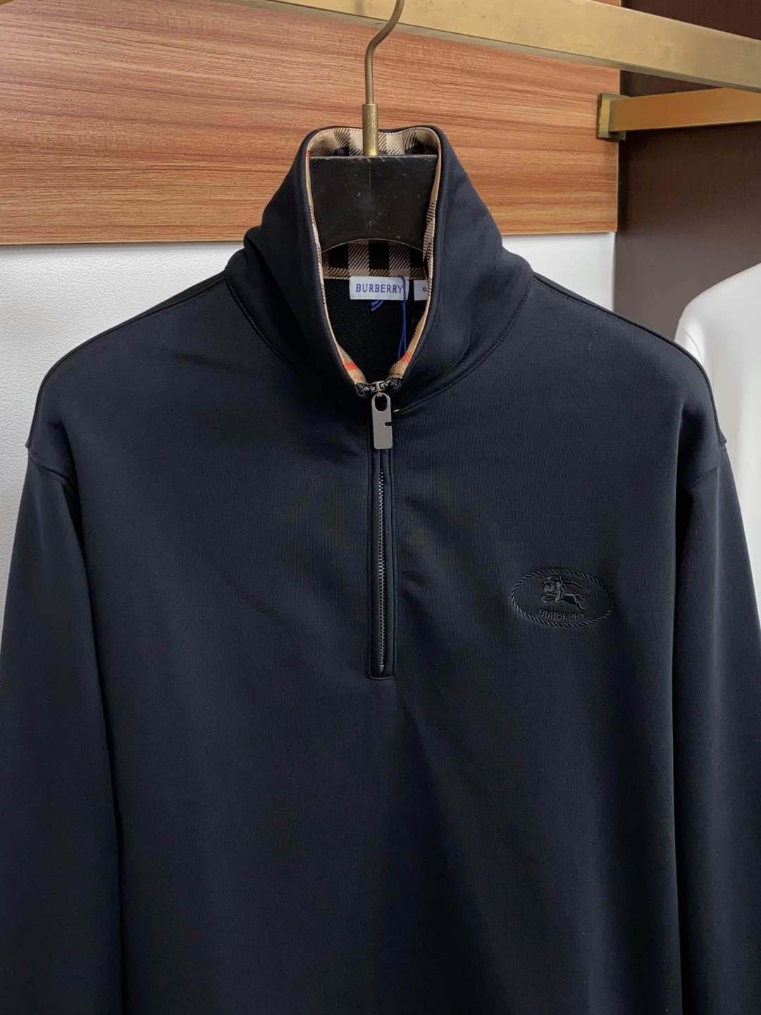 巴宝莉 2026秋冬新品 BURBERRY 巴宝莉半拉链立领卫衣 源自品牌经典英伦绅士设计脉络 甄选品牌定制竖条空气层面