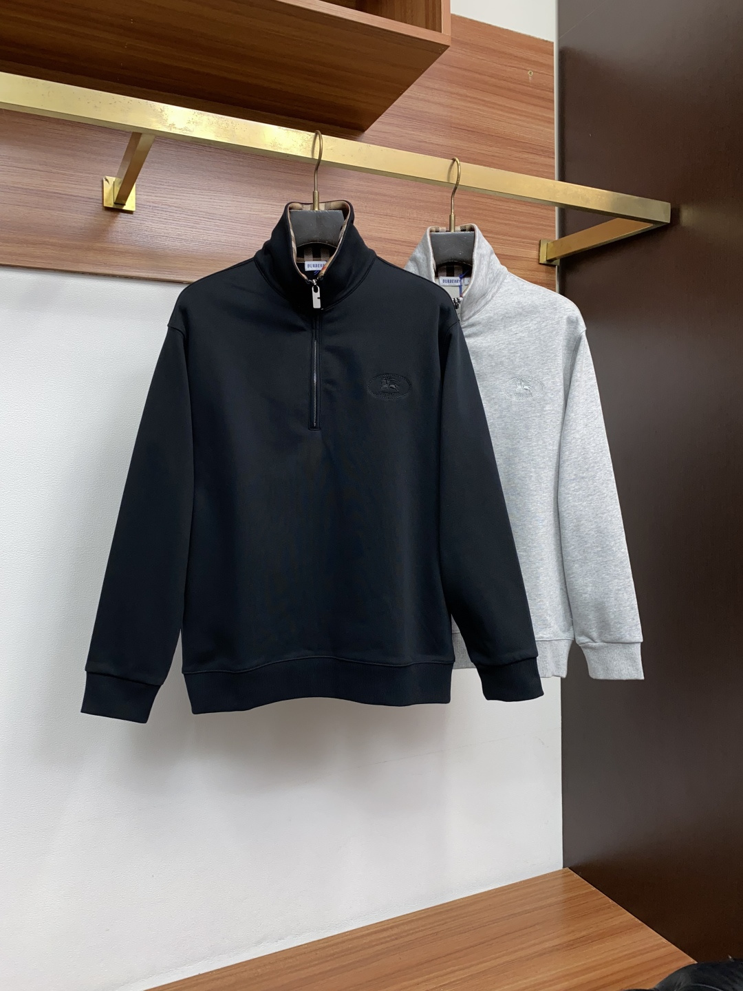 巴宝莉 2026秋冬新品 BURBERRY 巴宝莉半拉链立领卫衣 源自品牌经典英伦绅士设计脉络 甄选品牌定制竖条空气层面