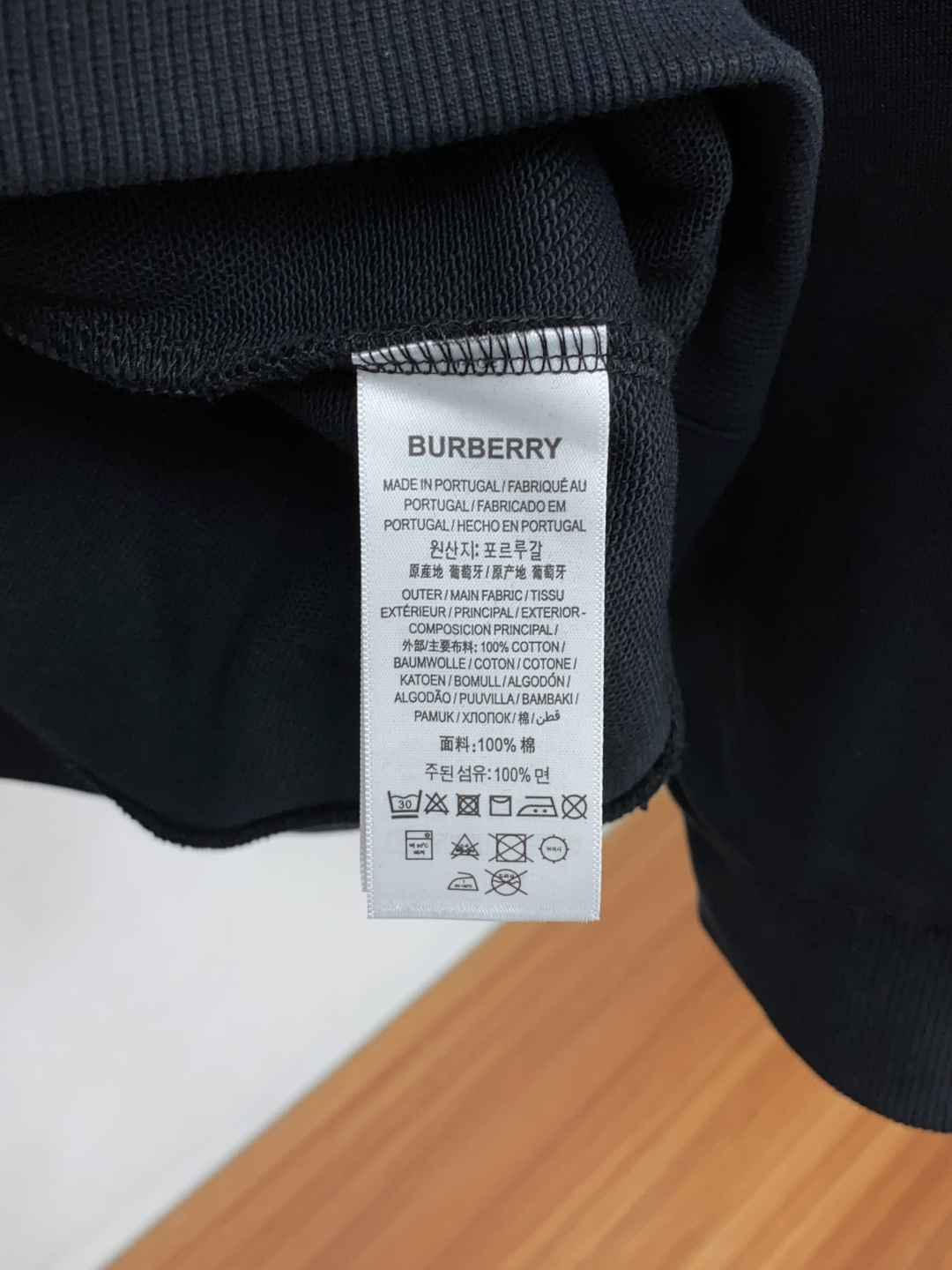 巴宝莉 2026秋冬新品 BURBERRY 巴宝莉半拉链立领卫衣 源自品牌经典英伦绅士设计脉络 甄选品牌定制竖条空气层面