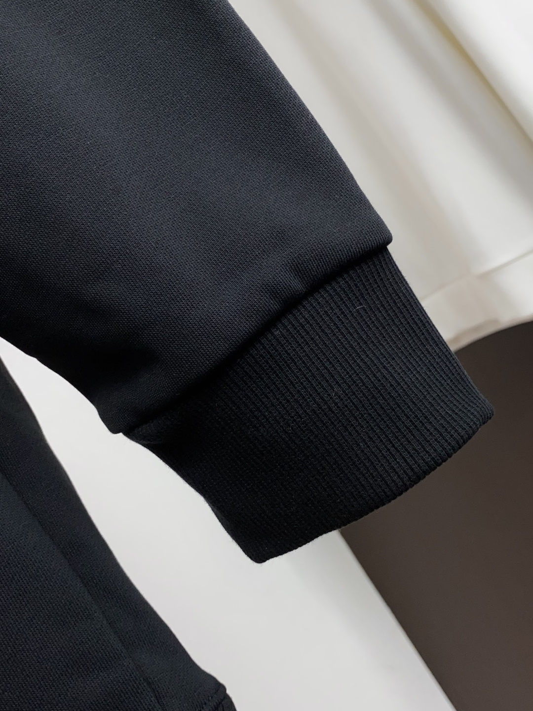 巴宝莉 2026秋冬新品 BURBERRY 巴宝莉半拉链立领卫衣 源自品牌经典英伦绅士设计脉络 甄选品牌定制竖条空气层面
