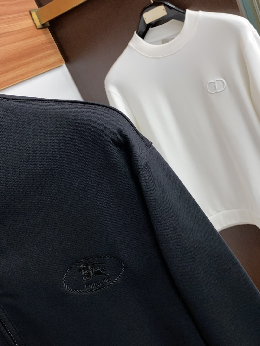 巴宝莉 2026秋冬新品 BURBERRY 巴宝莉半拉链立领卫衣 源自品牌经典英伦绅士设计脉络 甄选品牌定制竖条空气层面