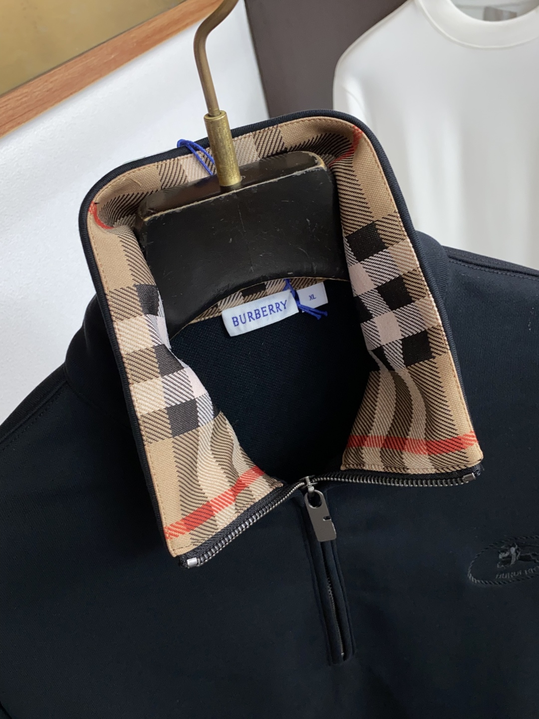 巴宝莉 2026秋冬新品 BURBERRY 巴宝莉半拉链立领卫衣 源自品牌经典英伦绅士设计脉络 甄选品牌定制竖条空气层面