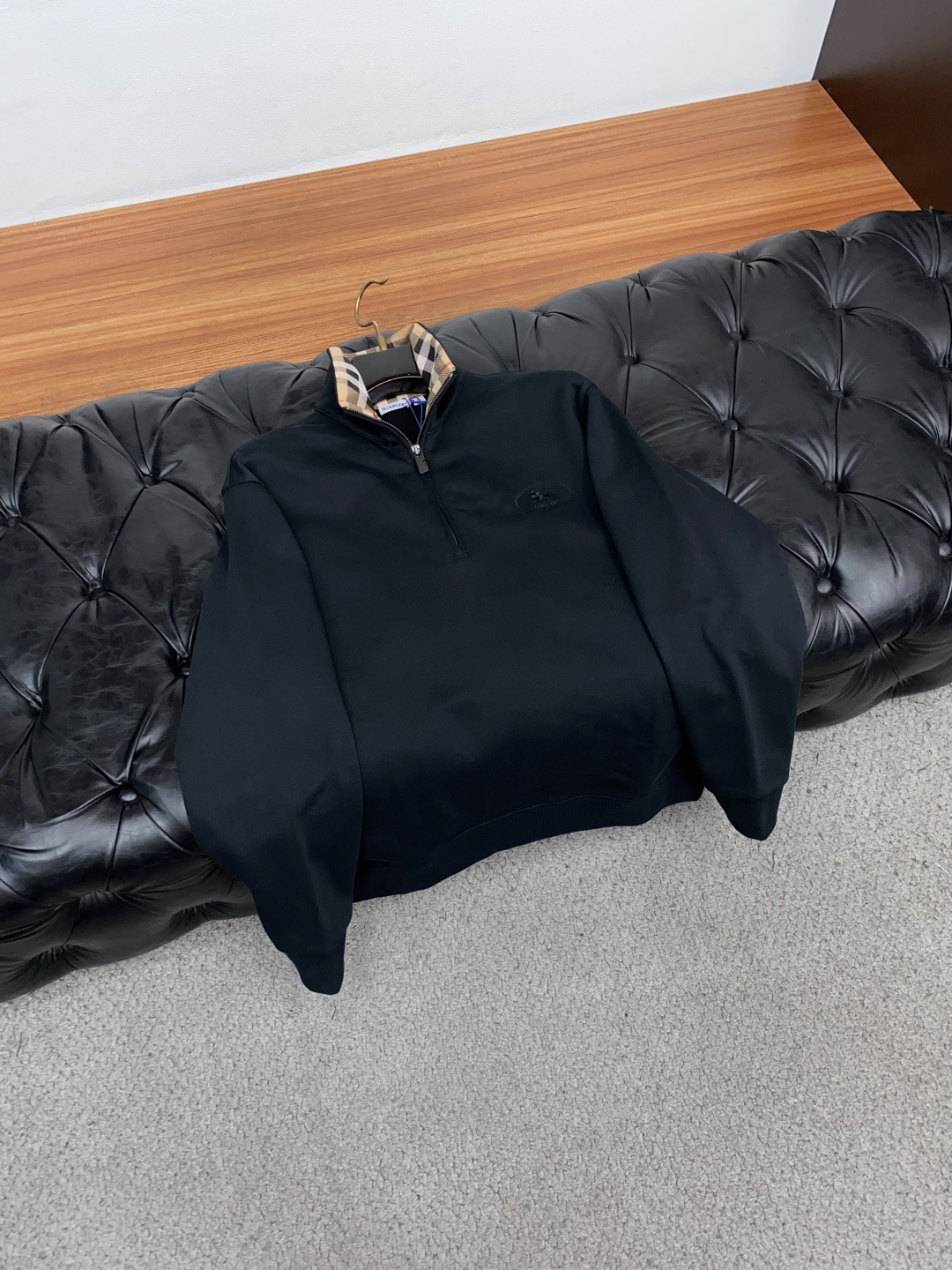 巴宝莉 2026秋冬新品 BURBERRY 巴宝莉半拉链立领卫衣 源自品牌经典英伦绅士设计脉络 甄选品牌定制竖条空气层面