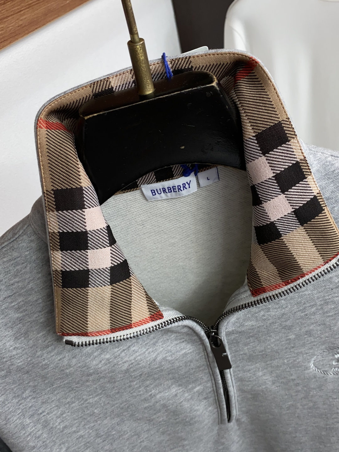 巴宝莉 2026秋冬新品 BURBERRY 巴宝莉半拉链立领卫衣 源自品牌经典英伦绅士设计脉络 甄选品牌定制竖条空气层面