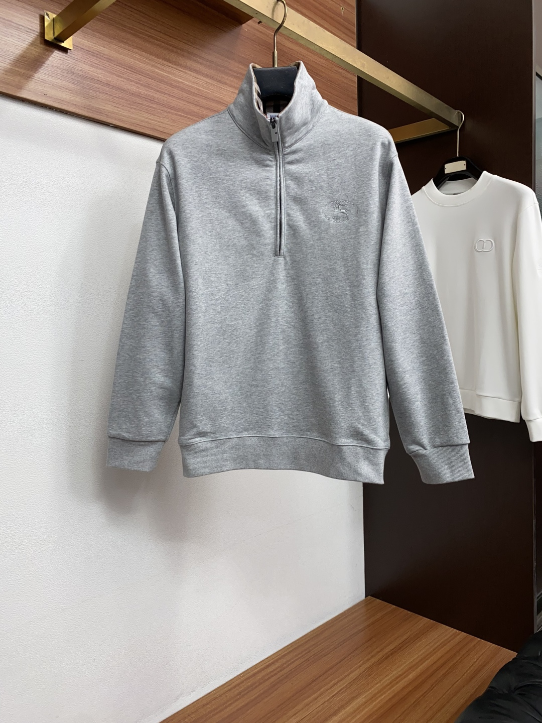 巴宝莉 2026秋冬新品 BURBERRY 巴宝莉半拉链立领卫衣 源自品牌经典英伦绅士设计脉络 甄选品牌定制竖条空气层面
