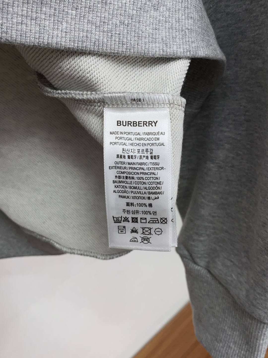 巴宝莉 2026秋冬新品 BURBERRY 巴宝莉半拉链立领卫衣 源自品牌经典英伦绅士设计脉络 甄选品牌定制竖条空气层面