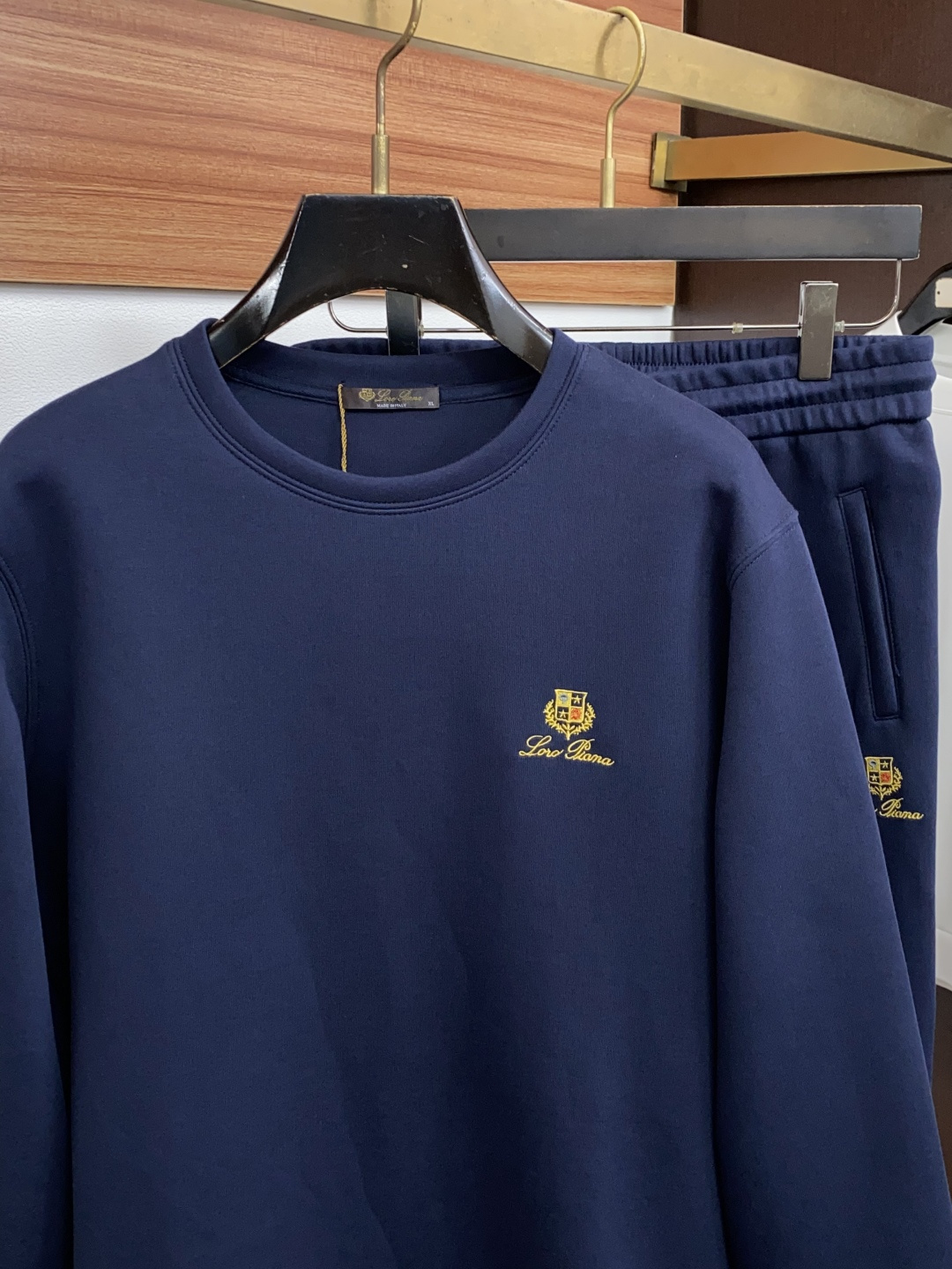套 Loro Piana 诺悠翩雅 2026秋冬新款首发专柜最新款圆领卫衣套装 高端订制 设计前卫时尚！品牌logo重工