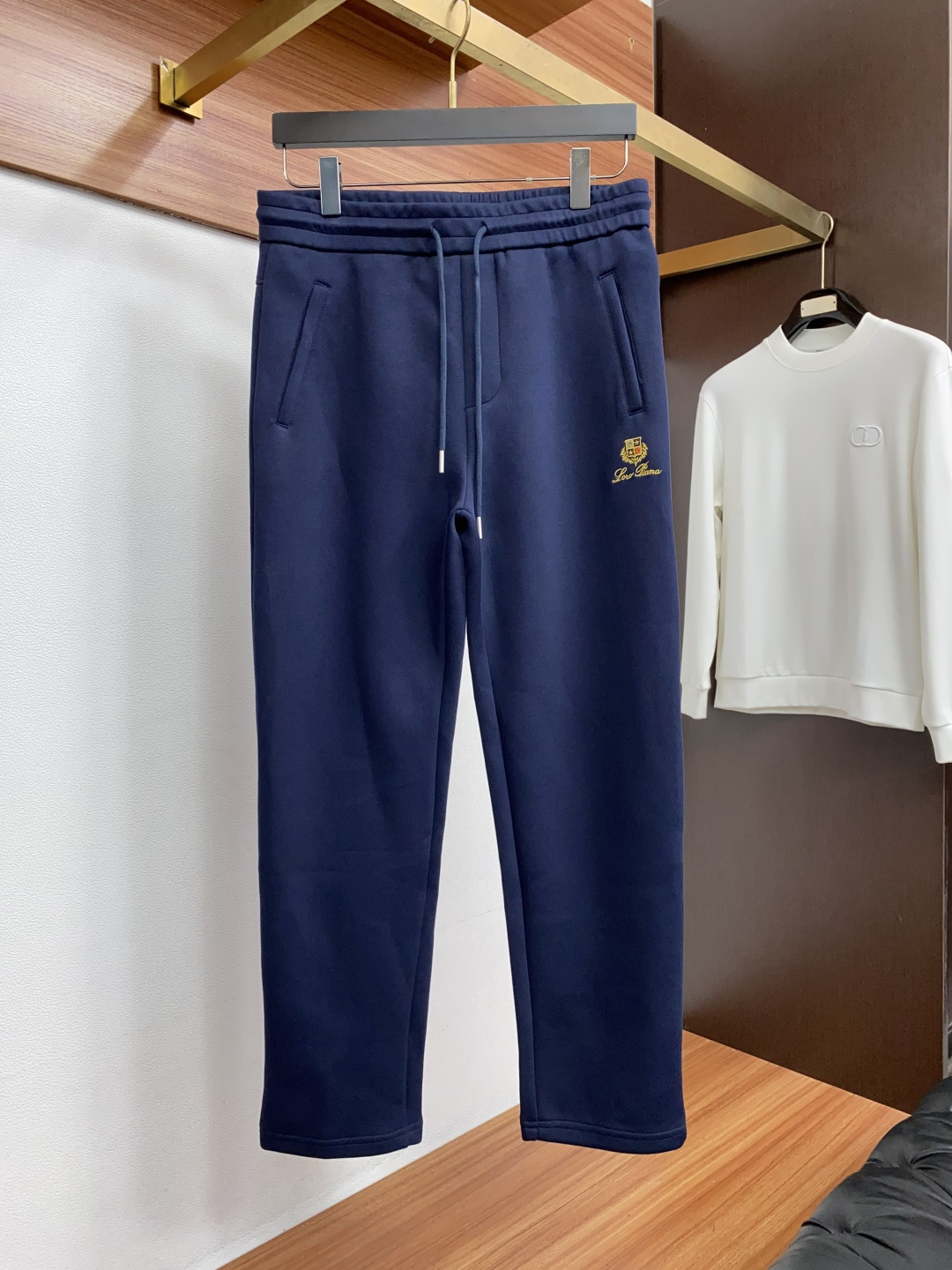 套 Loro Piana 诺悠翩雅 2026秋冬新款首发专柜最新款圆领卫衣套装 高端订制 设计前卫时尚！品牌logo重工