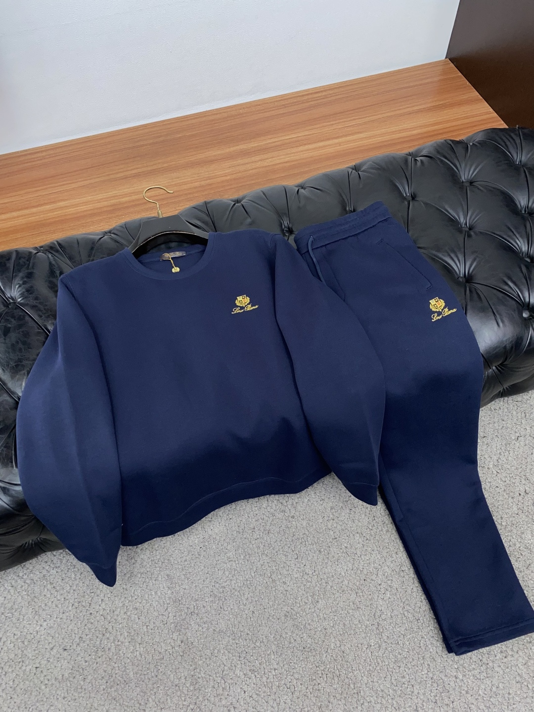 套 Loro Piana 诺悠翩雅 2026秋冬新款首发专柜最新款圆领卫衣套装 高端订制 设计前卫时尚！品牌logo重工