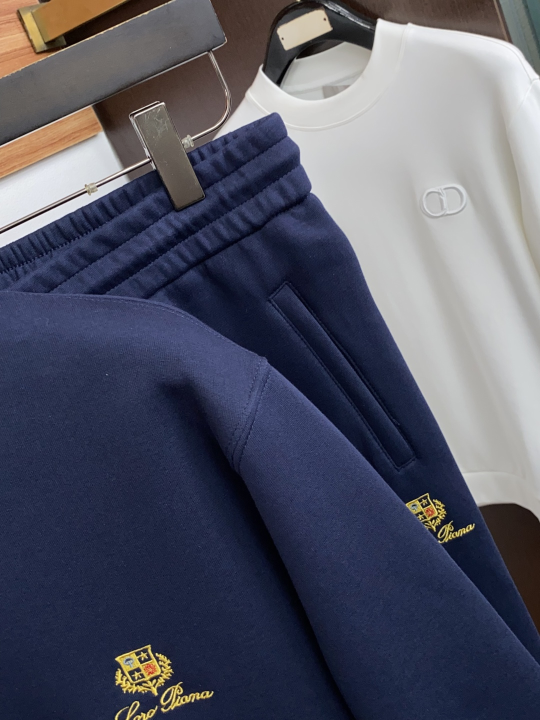套 Loro Piana 诺悠翩雅 2026秋冬新款首发专柜最新款圆领卫衣套装 高端订制 设计前卫时尚！品牌logo重工