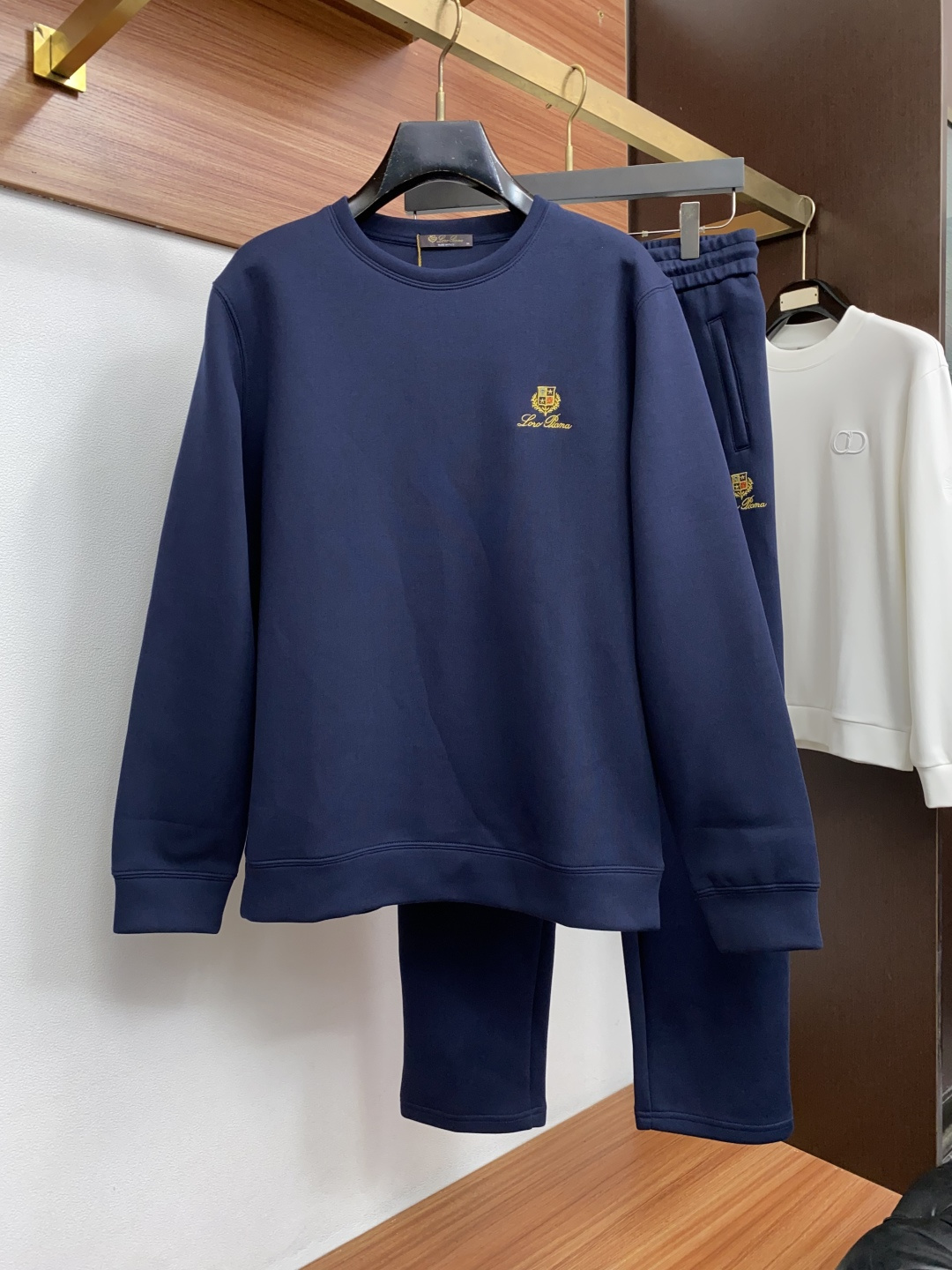 套 Loro Piana 诺悠翩雅 2026秋冬新款首发专柜最新款圆领卫衣套装 高端订制 设计前卫时尚！品牌logo重工