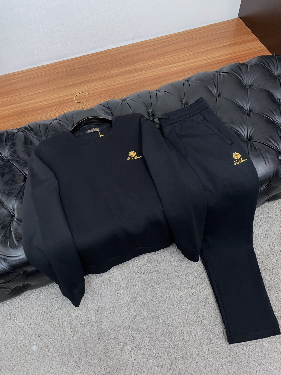 套 Loro Piana 诺悠翩雅 2026秋冬新款首发专柜最新款圆领卫衣套装 高端订制 设计前卫时尚！品牌logo重工