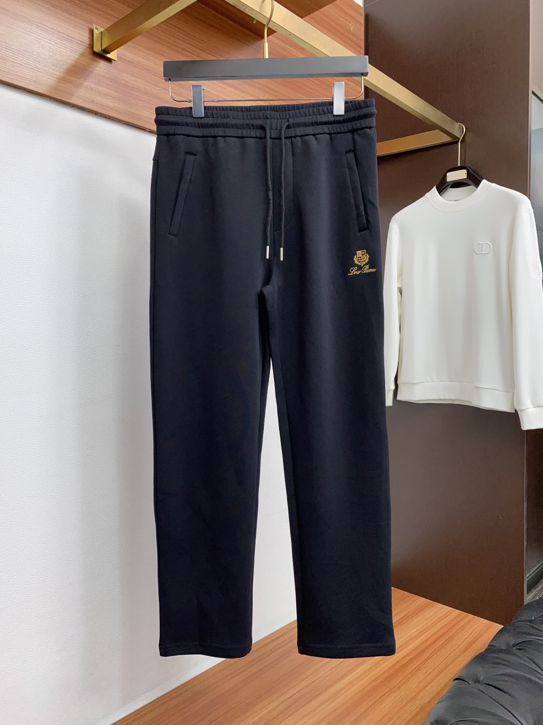 套 Loro Piana 诺悠翩雅 2026秋冬新款首发专柜最新款圆领卫衣套装 高端订制 设计前卫时尚！品牌logo重工