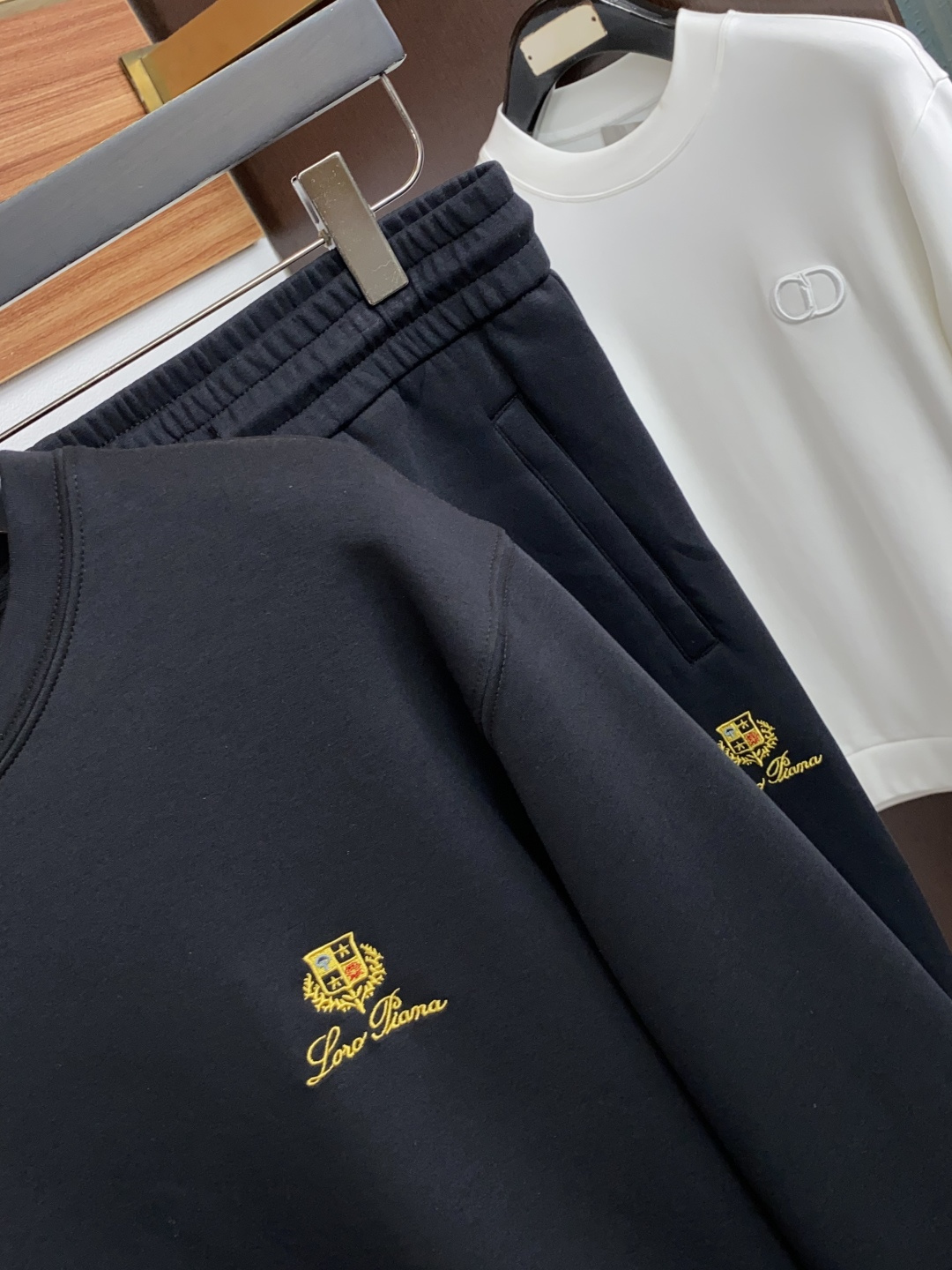 套 Loro Piana 诺悠翩雅 2026秋冬新款首发专柜最新款圆领卫衣套装 高端订制 设计前卫时尚！品牌logo重工