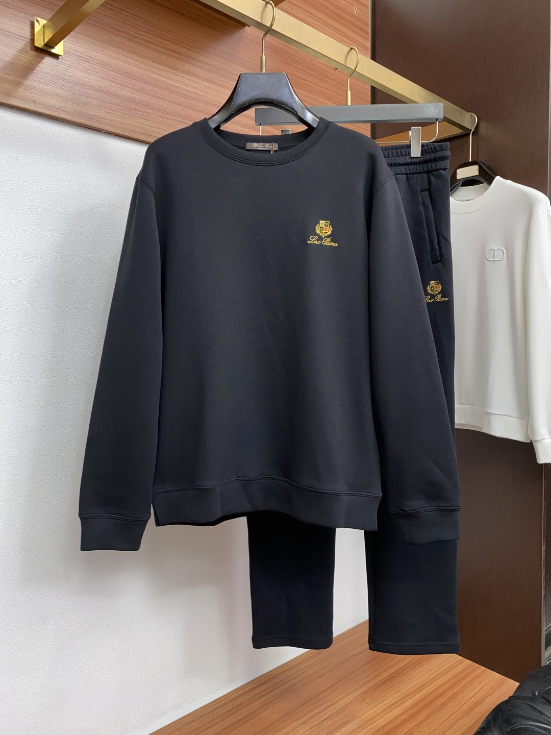 套 Loro Piana 诺悠翩雅 2026秋冬新款首发专柜最新款圆领卫衣套装 高端订制 设计前卫时尚！品牌logo重工