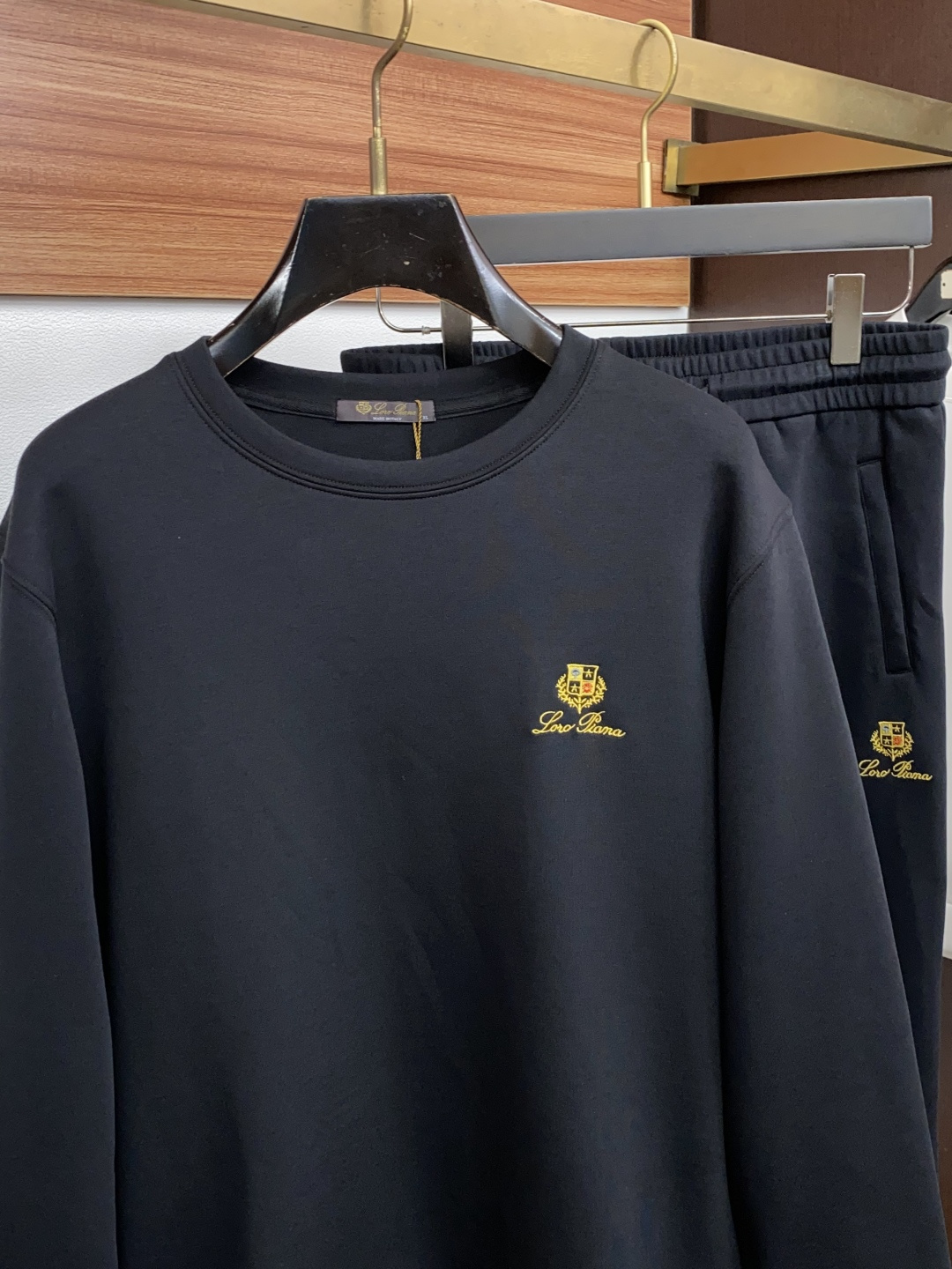 套 Loro Piana 诺悠翩雅 2026秋冬新款首发专柜最新款圆领卫衣套装 高端订制 设计前卫时尚！品牌logo重工