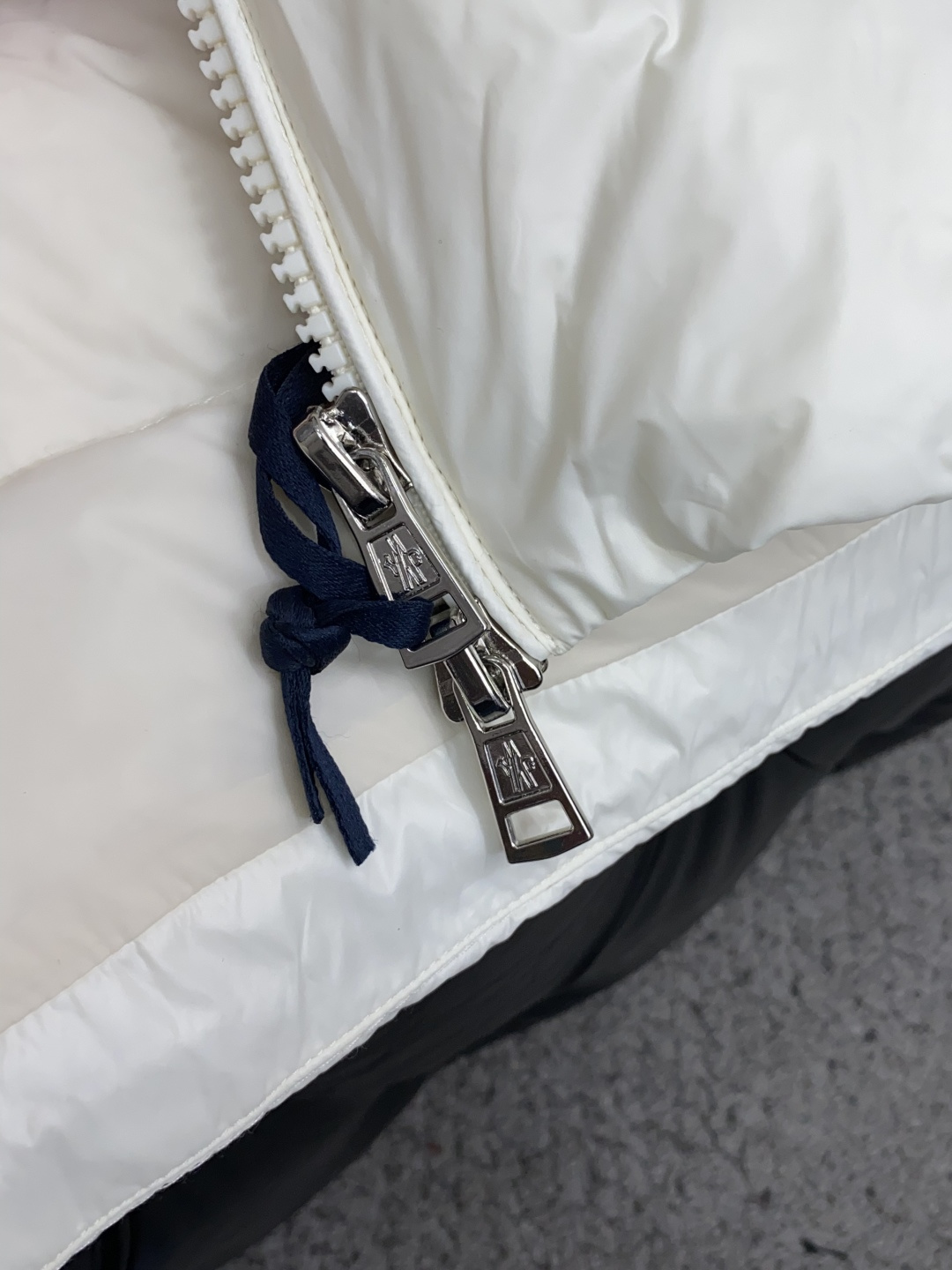 蒙口 羽绒服 爆款原版1:1订制五金配件全进口原版定制 欢迎专柜对比 绝对的高品质 采用顶级新国标90白鸭绒 超柔软 充