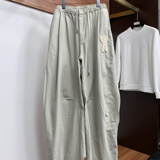 ami 码数S-3xL 2026秋冬新裤 时尚休闲裤 版型:阔 腿裤 面料:纯棉面料 设计亮点:刺绣logo前后呼 ami 码数S-3xL 2026秋冬新裤 时尚休闲裤 版型:阔 腿裤 面料:纯棉面料 设计亮点:刺绣logo前后呼