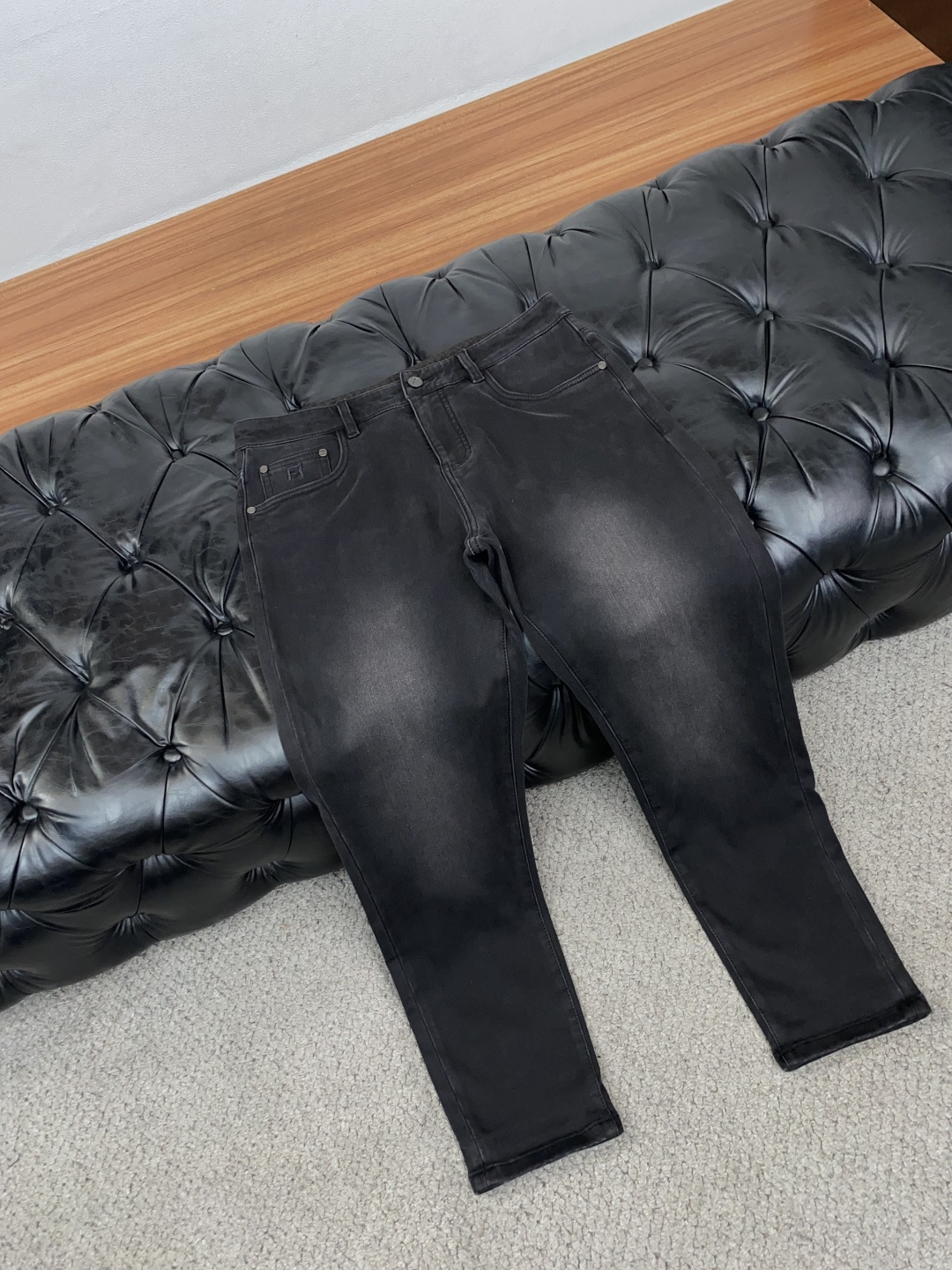 芬迪 29-38最新款修身牛仔裤 秋冬最新款上身版型无敌正! 绝对可以闭眼收的一款 此款裤子非常百搭,日常上班 户外运动 芬迪 29-38最新款修身牛仔裤 秋冬最新款上身版型无敌正! 绝对可以闭眼收的一款 此款裤子非常百搭,日常上班 户外运动