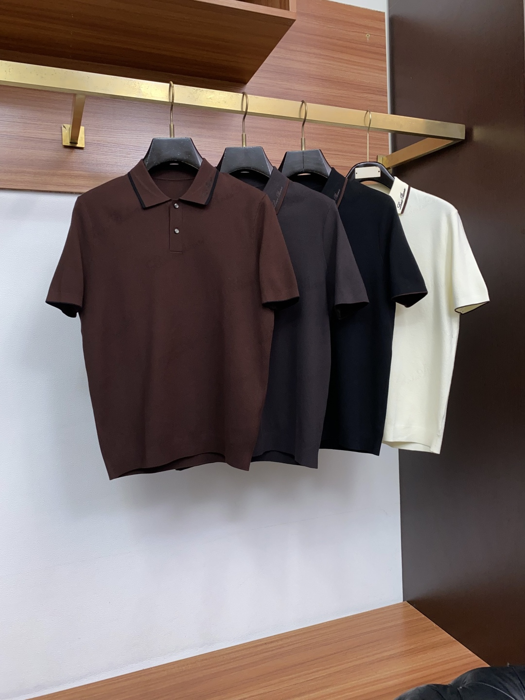 Loro Piana 诺悠翩雅 尺码M-4xL 2026秋冬翻领针织短袖  工艺 老钱风 领口提花logo视觉主调，休闲